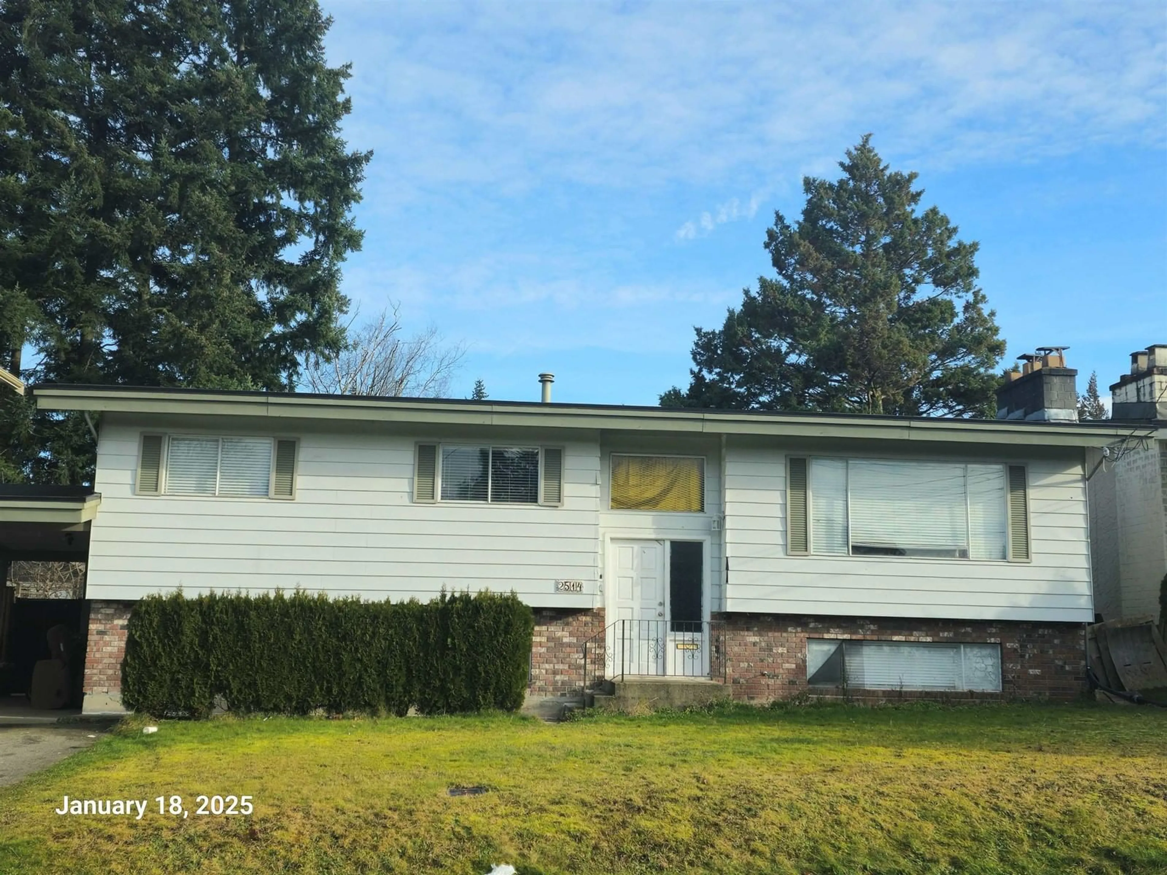 Home with vinyl exterior material, street for 2514 LILAC STREET, Abbotsford British Columbia V2T1P6