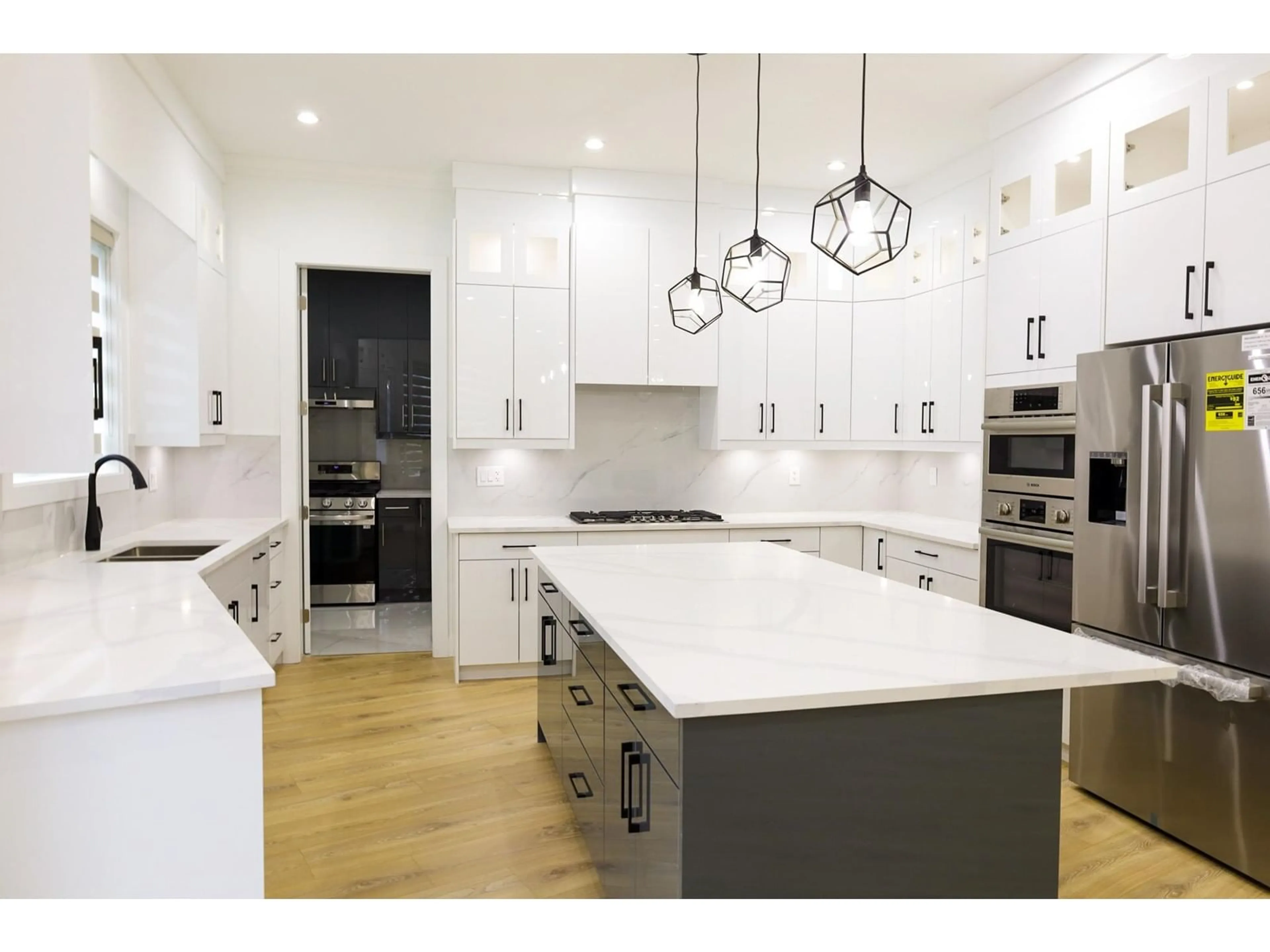 Contemporary kitchen, unknown for 9965 173B STREET, Surrey British Columbia V3S4B1