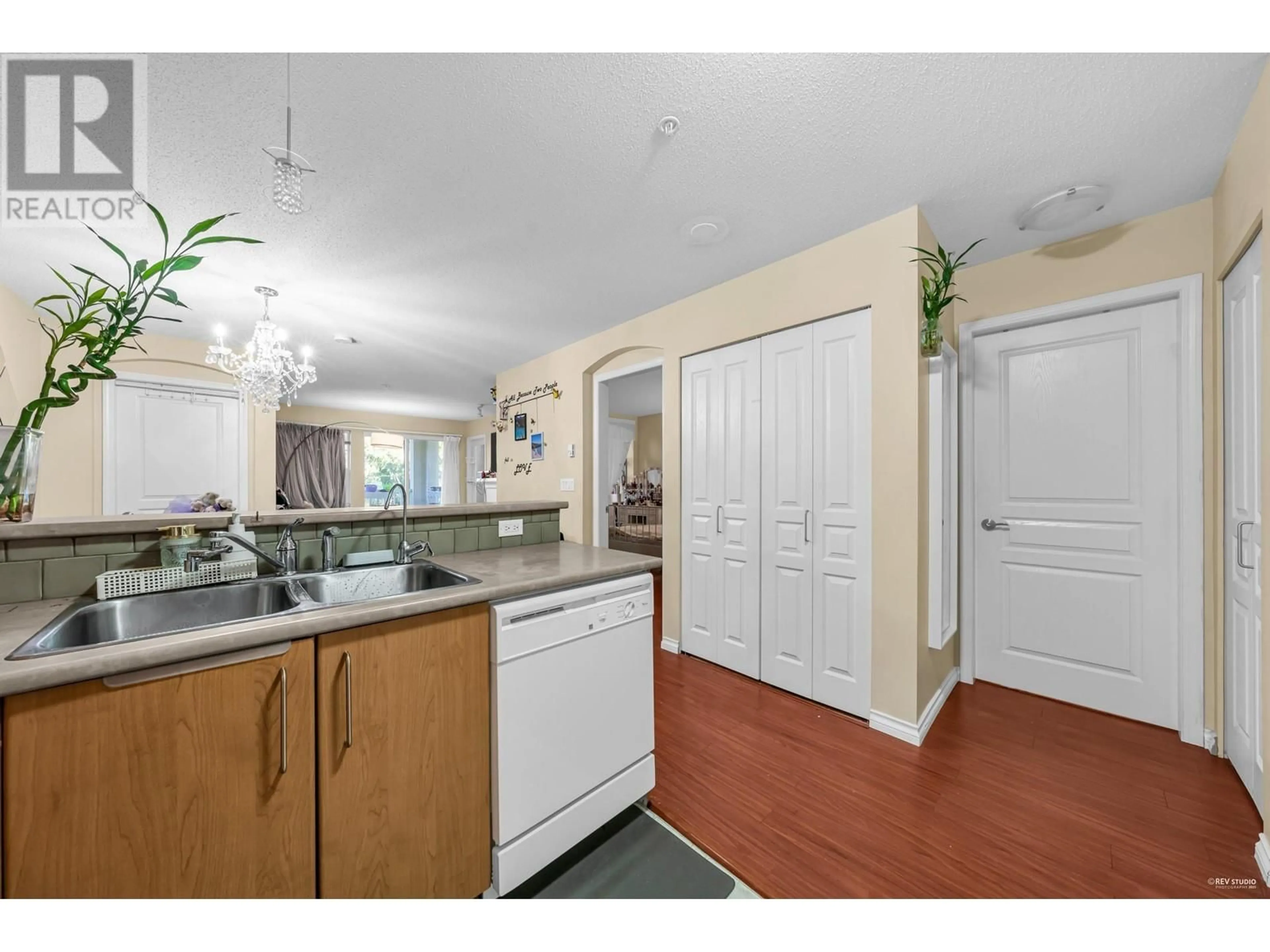 Standard kitchen, unknown for 207 7330 SALISBURY AVENUE, Burnaby British Columbia V5E4N8