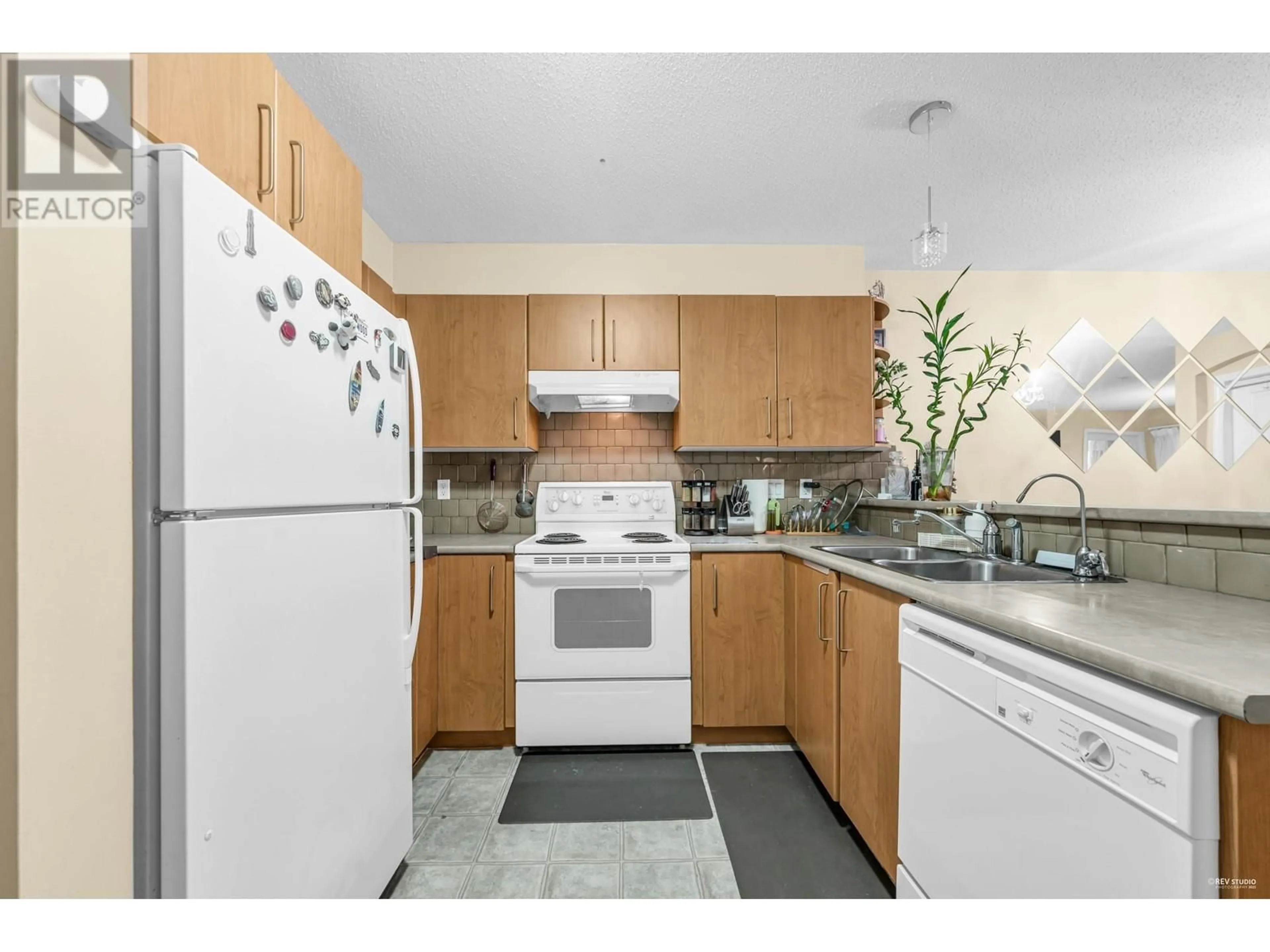 Standard kitchen, unknown for 207 7330 SALISBURY AVENUE, Burnaby British Columbia V5E4N8