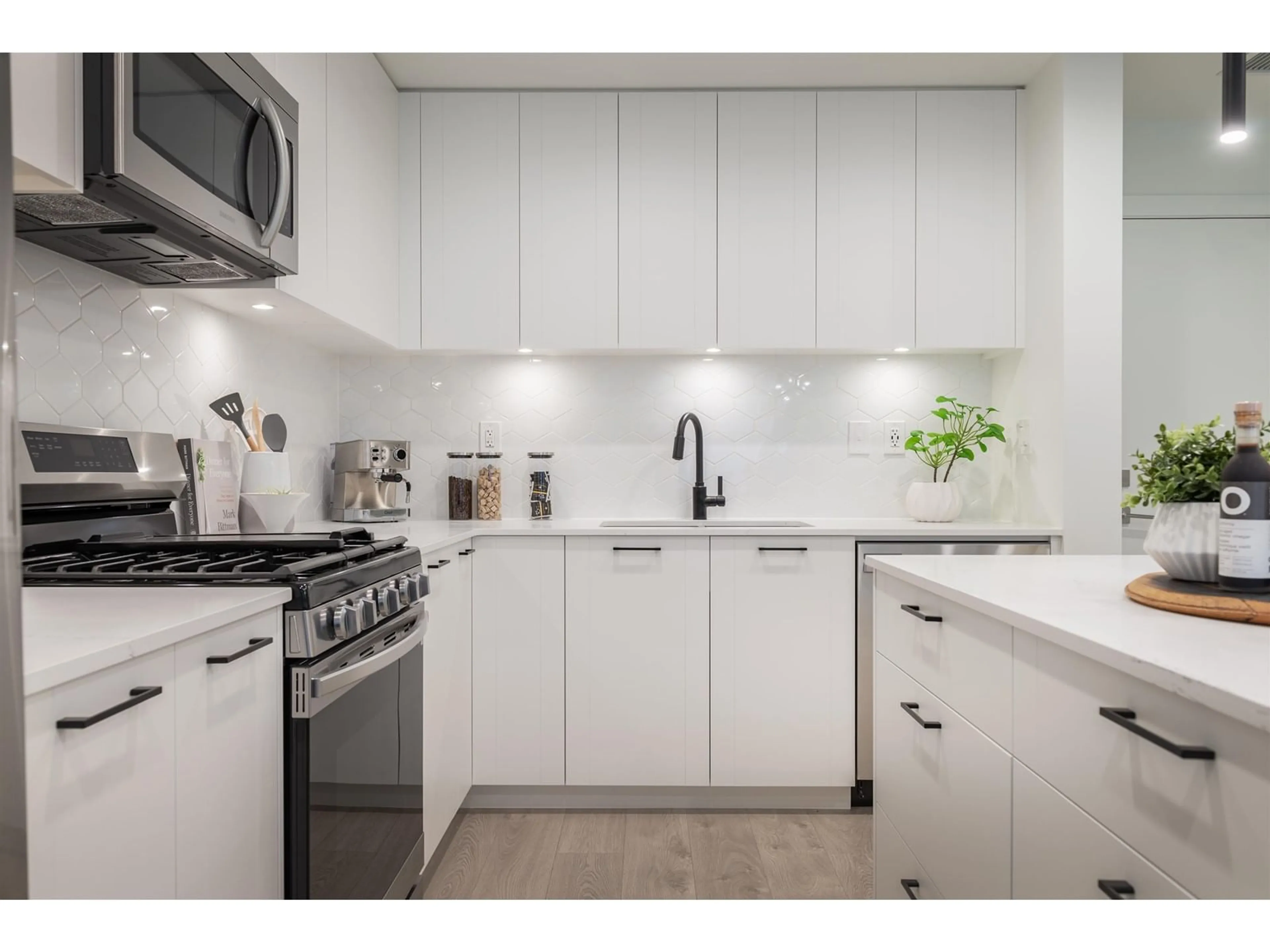 Contemporary kitchen, ceramic/tile floor for I413 20077 84 AVENUE, Langley British Columbia V2Y3X7