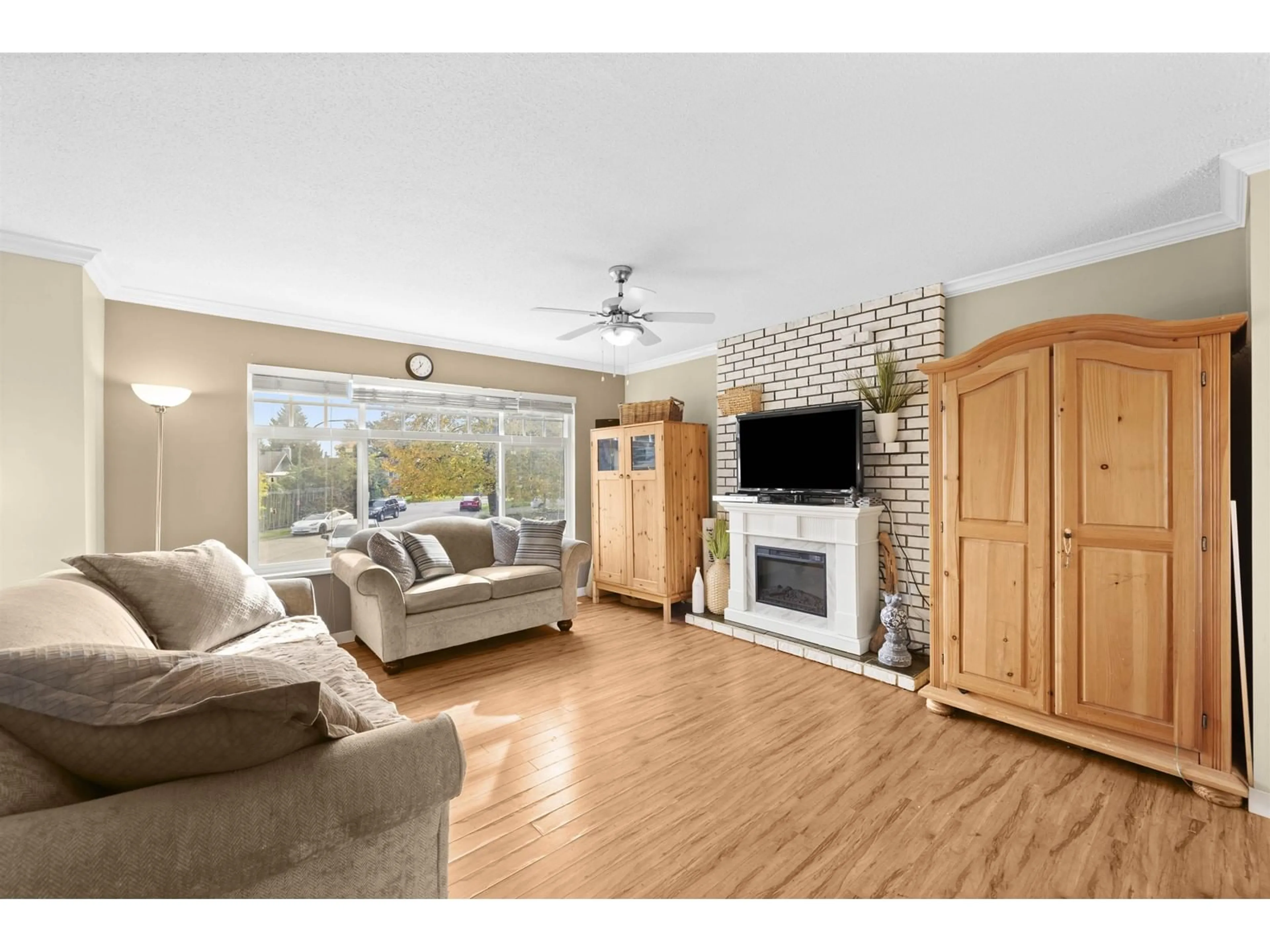 Living room with furniture, wood/laminate floor for 8959 MITCHELL PLACE, Delta British Columbia V4C7H1