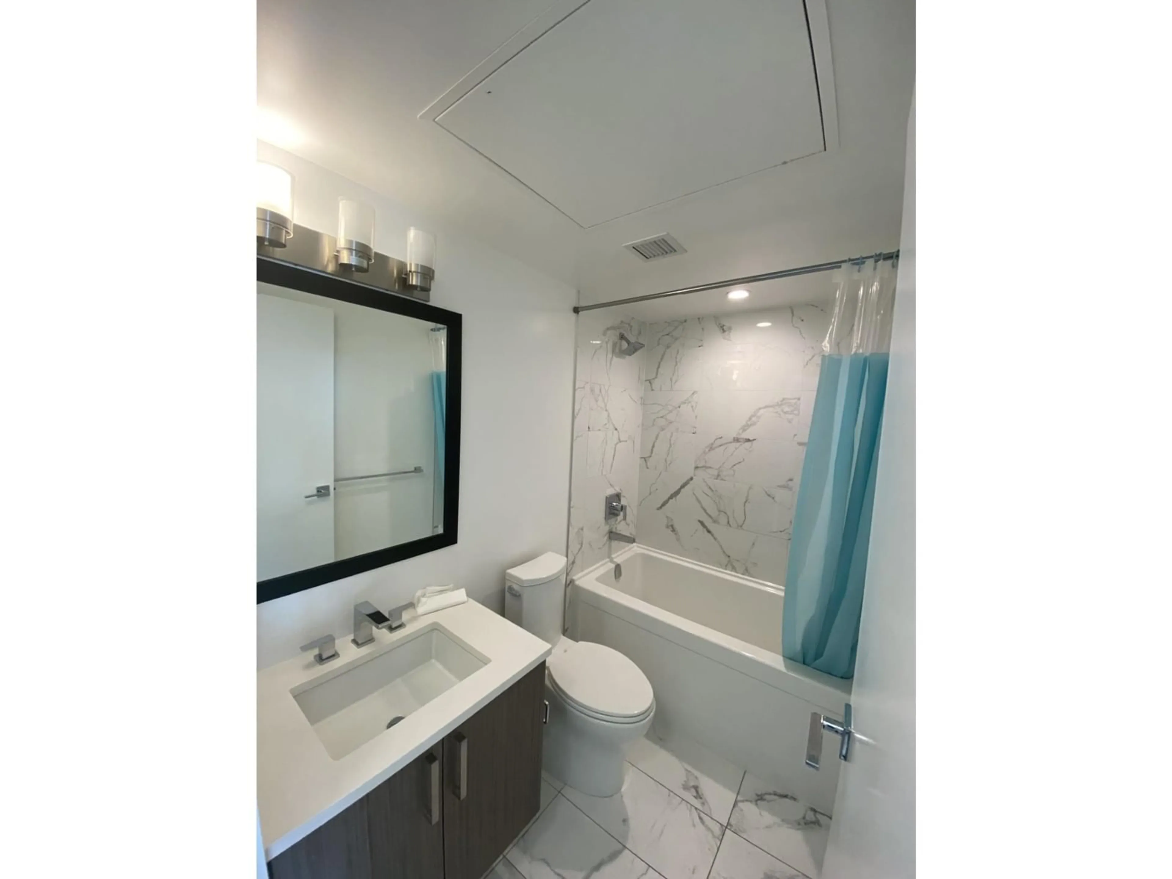 Standard bathroom, ceramic/tile floor for 3710 - 13350 CENTRAL, Surrey British Columbia V3T0S1