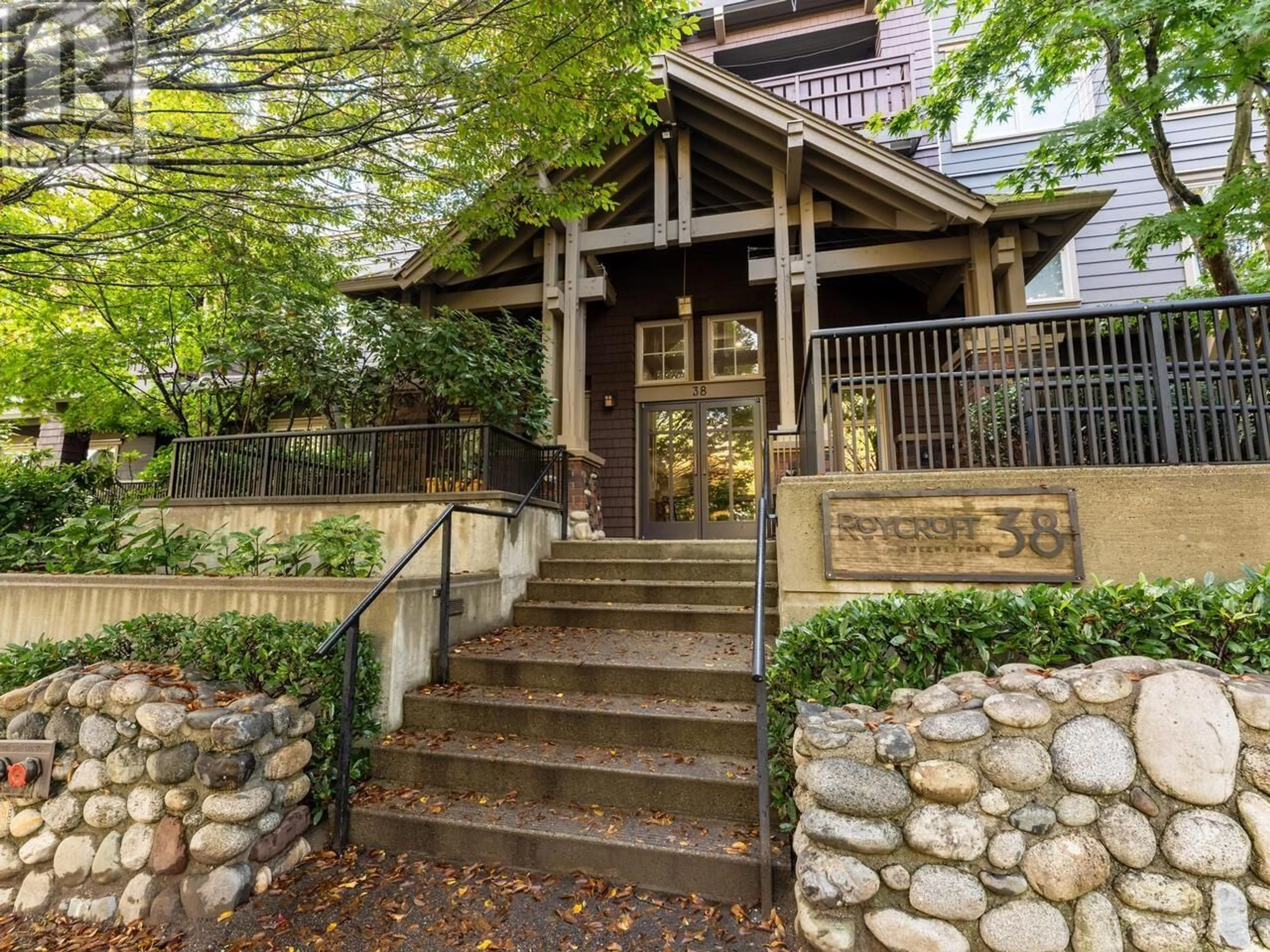 Indoor entryway for 205 38 SEVENTH AVENUE, New Westminster British Columbia V3L5W2