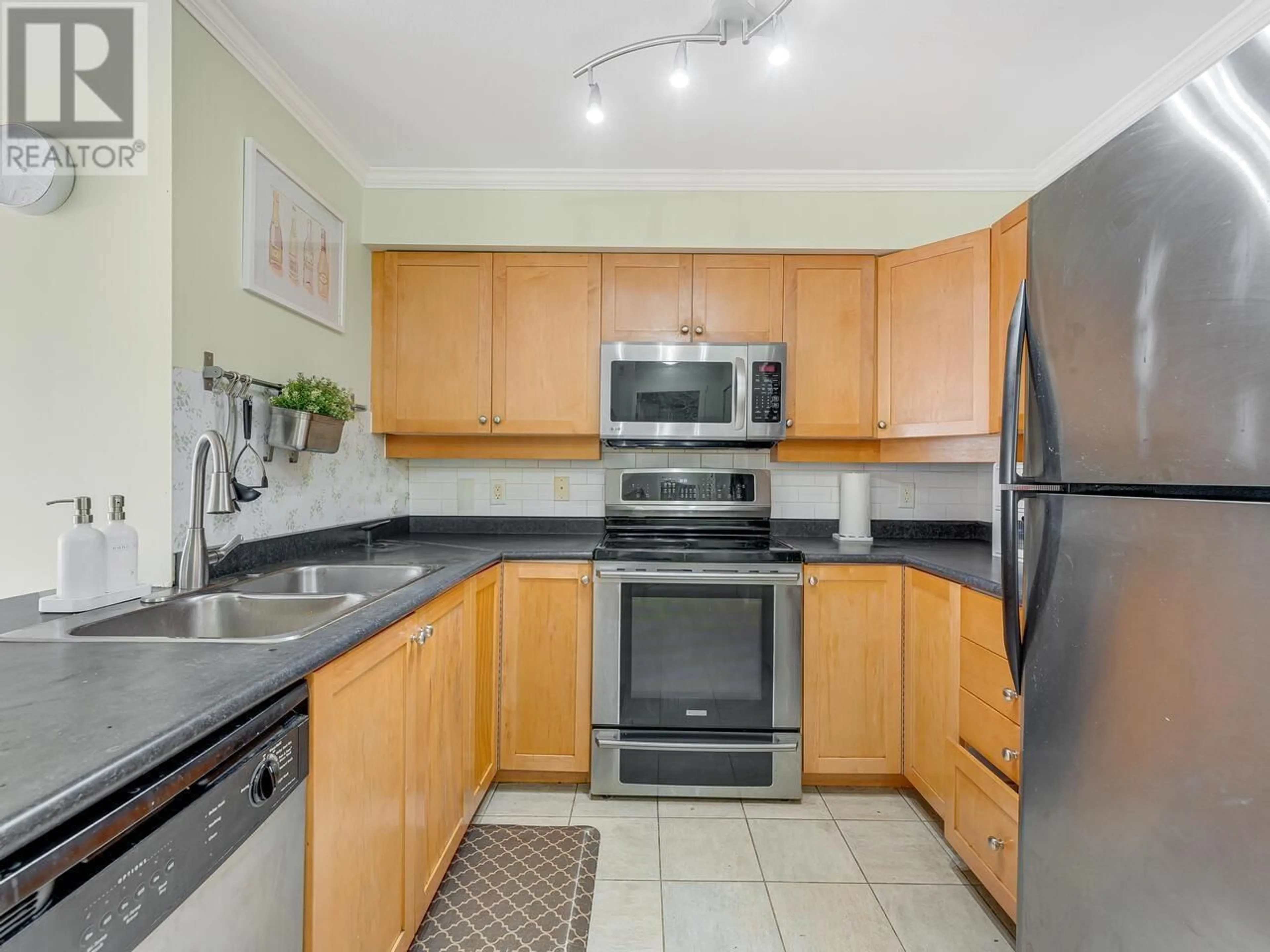 Standard kitchen, unknown for 205 38 SEVENTH AVENUE, New Westminster British Columbia V3L5W2