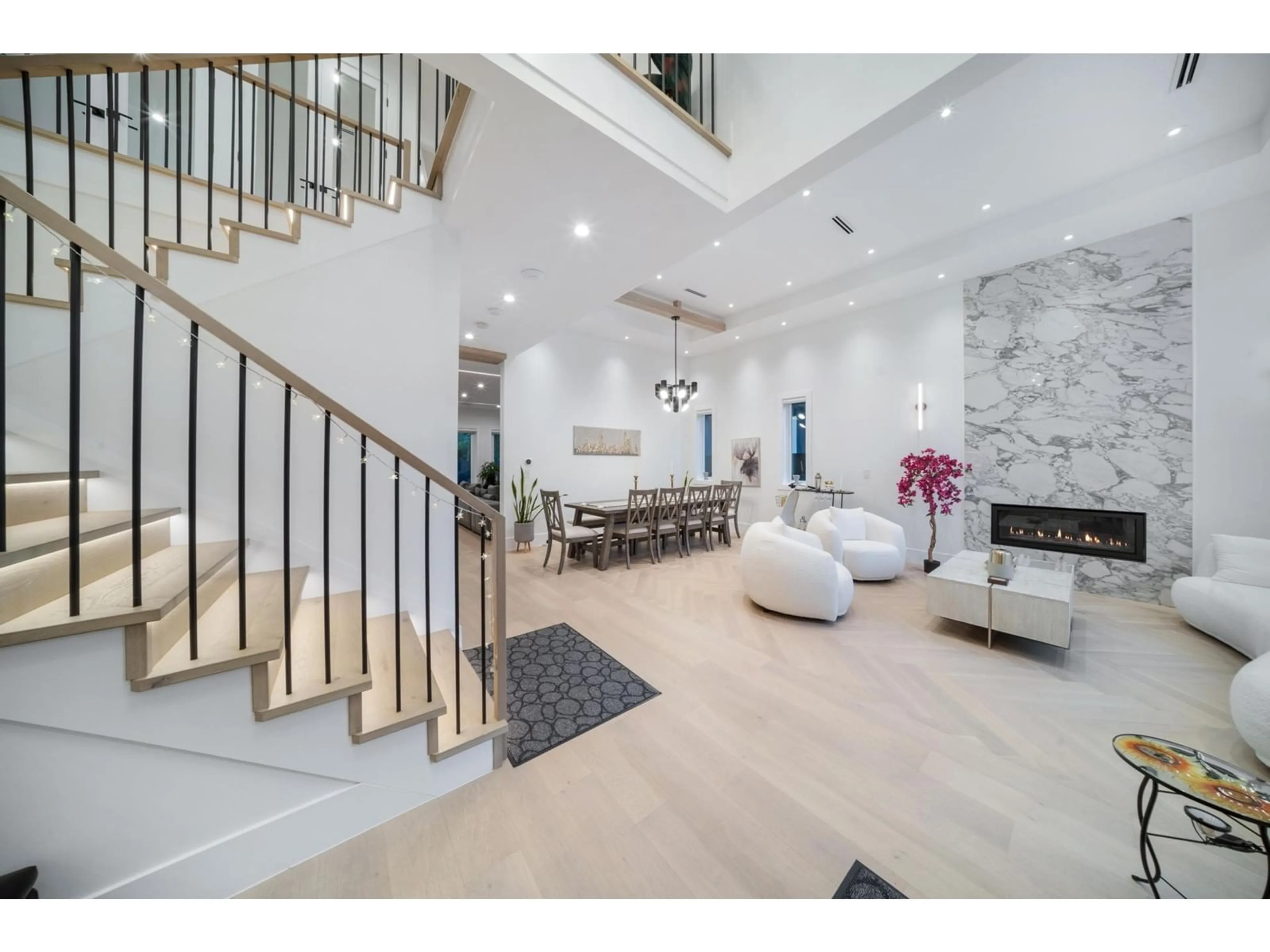 Indoor foyer for 14022 20A AVENUE, Surrey British Columbia V4A9S3