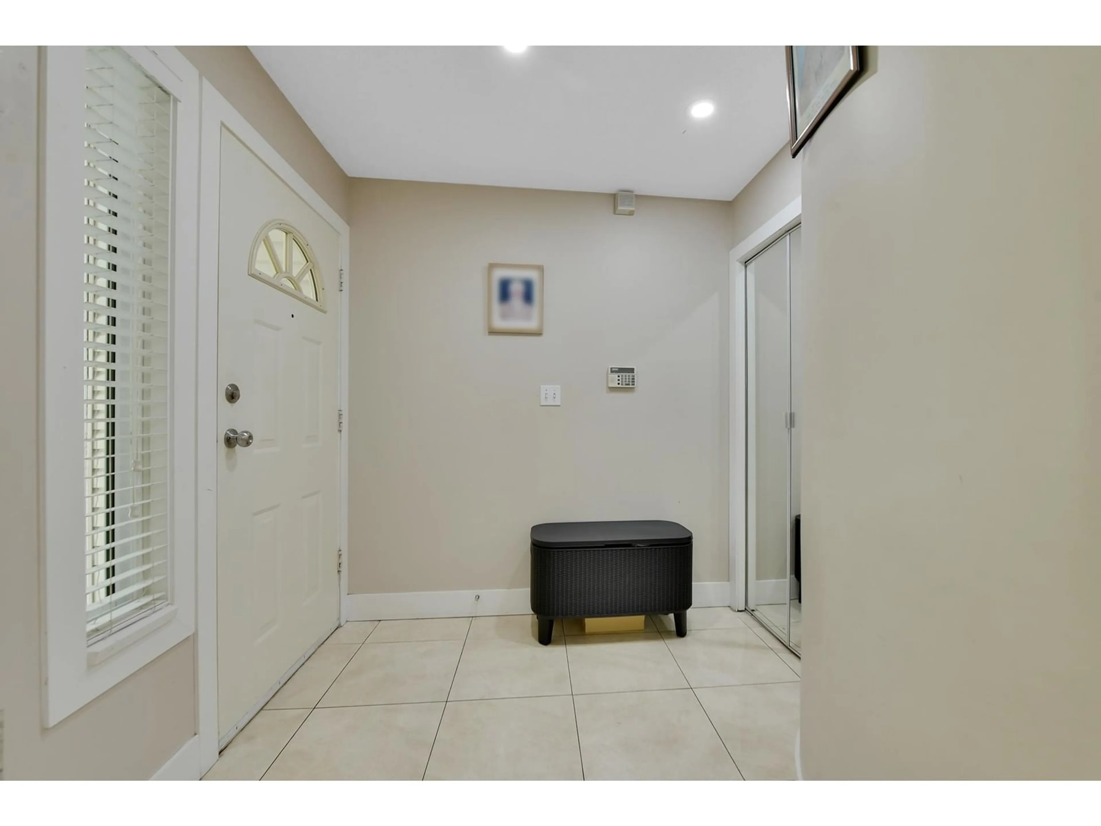 Indoor entryway for 6451 121A STREET, Surrey British Columbia V3W0Y4