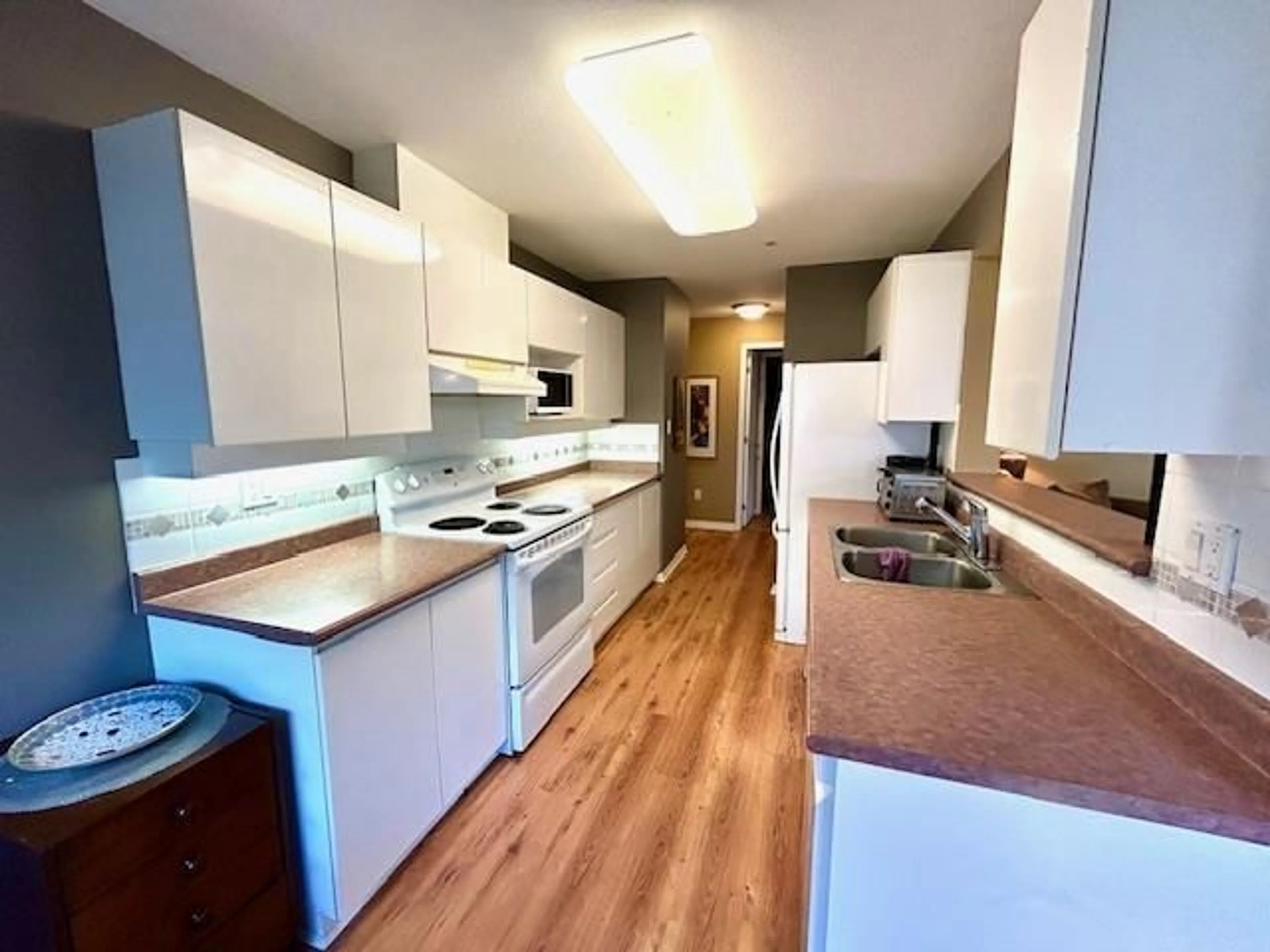 Standard kitchen, wood/laminate floor for 102 15140 29A AVENUE, Surrey British Columbia V4P3B1