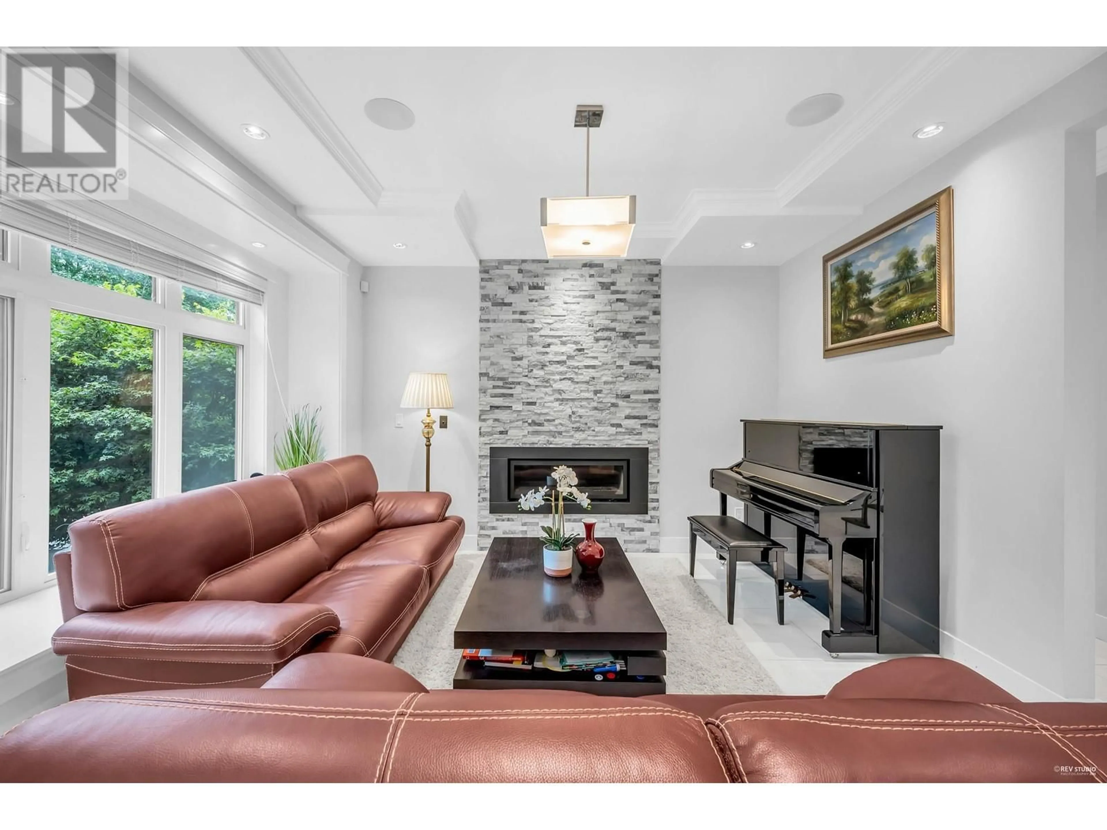 Living room with furniture, ceramic/tile floor for 4337 PERCIVAL AVENUE, Burnaby British Columbia V5G3S4