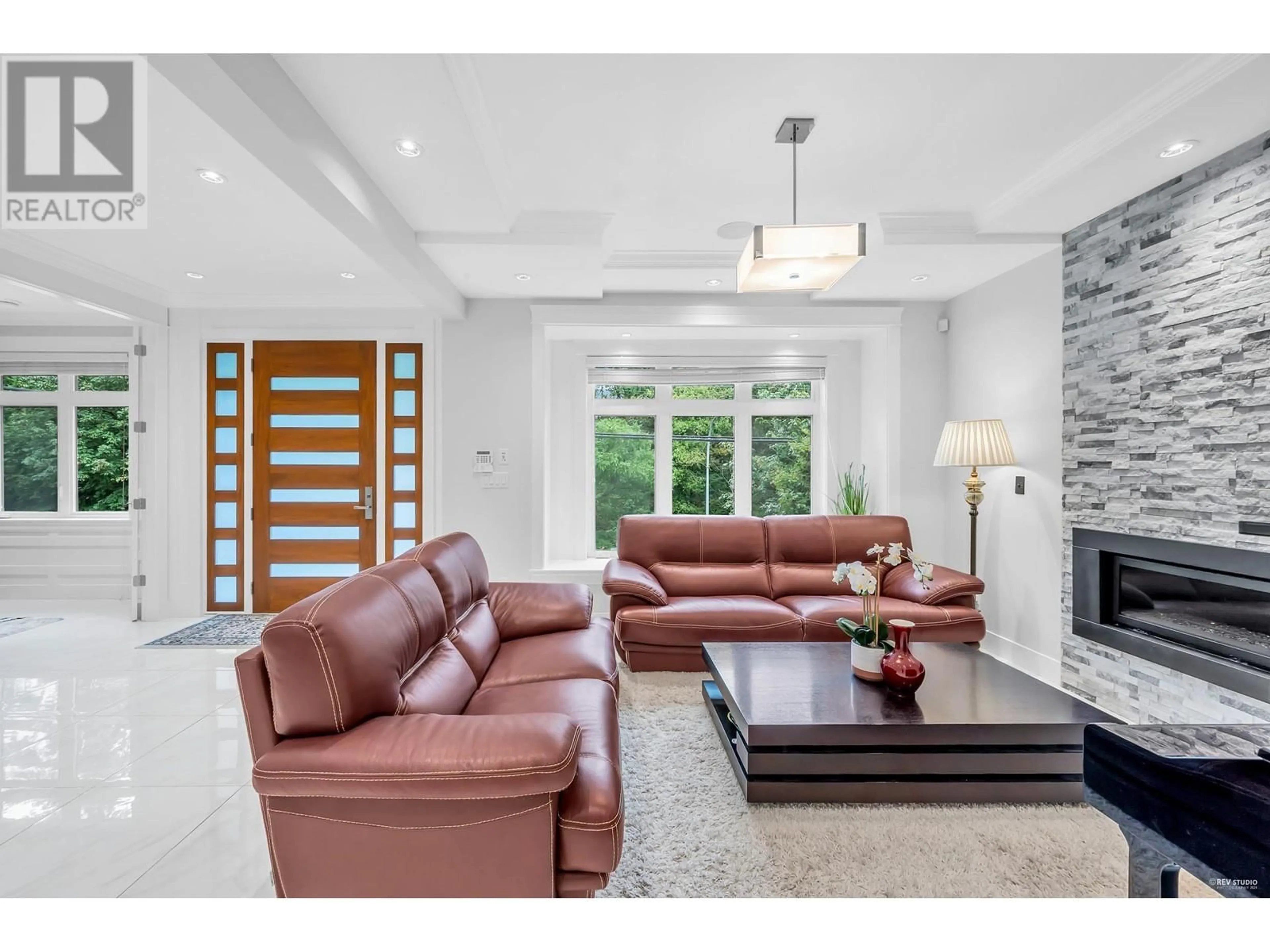 Living room with furniture, ceramic/tile floor for 4337 PERCIVAL AVENUE, Burnaby British Columbia V5G3S4