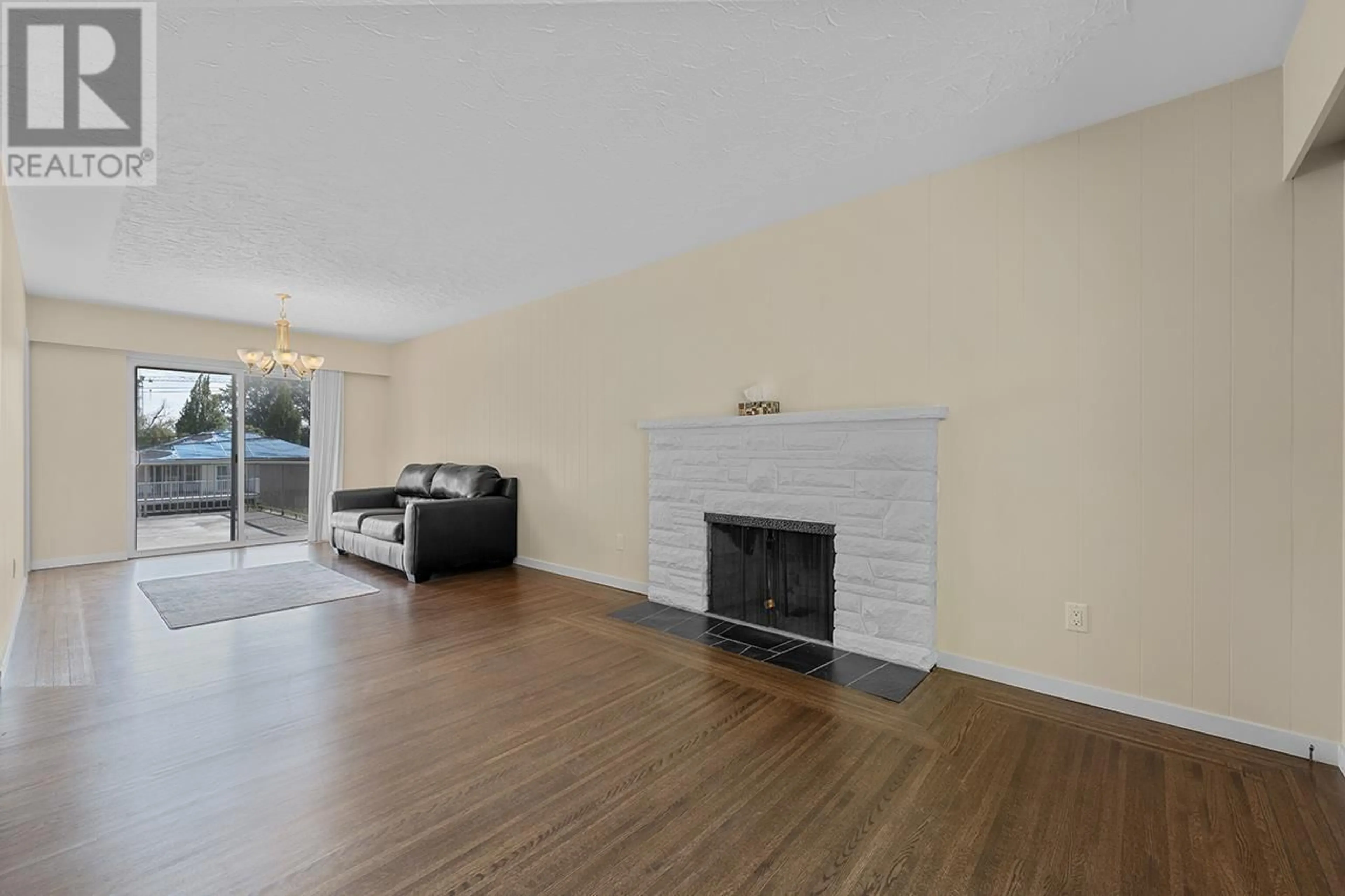 Living room with furniture, wood/laminate floor for 564 W 64TH AVENUE, Vancouver British Columbia V6P2K9