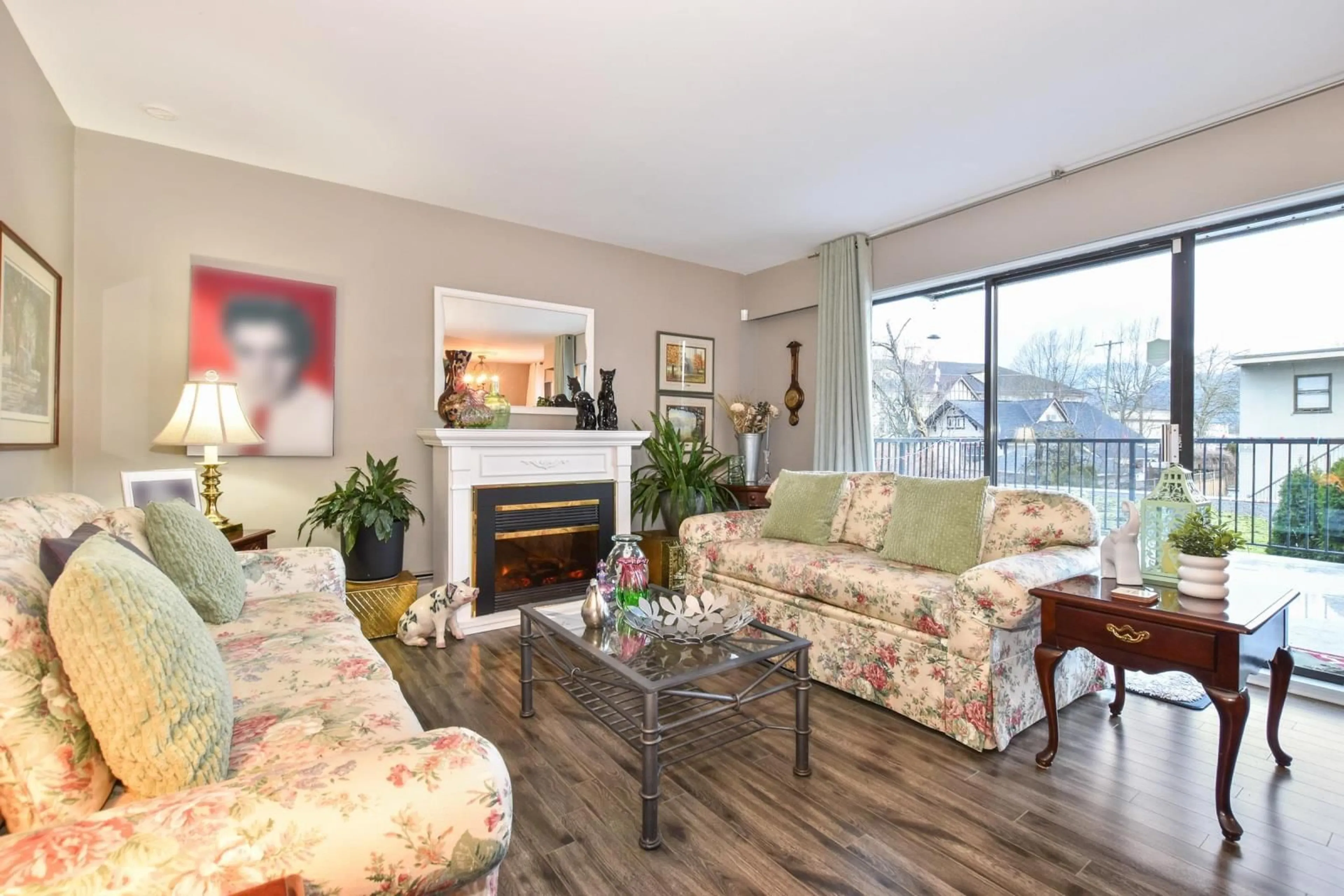 Living room with furniture, wood/laminate floor for 103 9425 NOWELL STREET|Chilliwack Proper, Chilliwack British Columbia V2P4X8