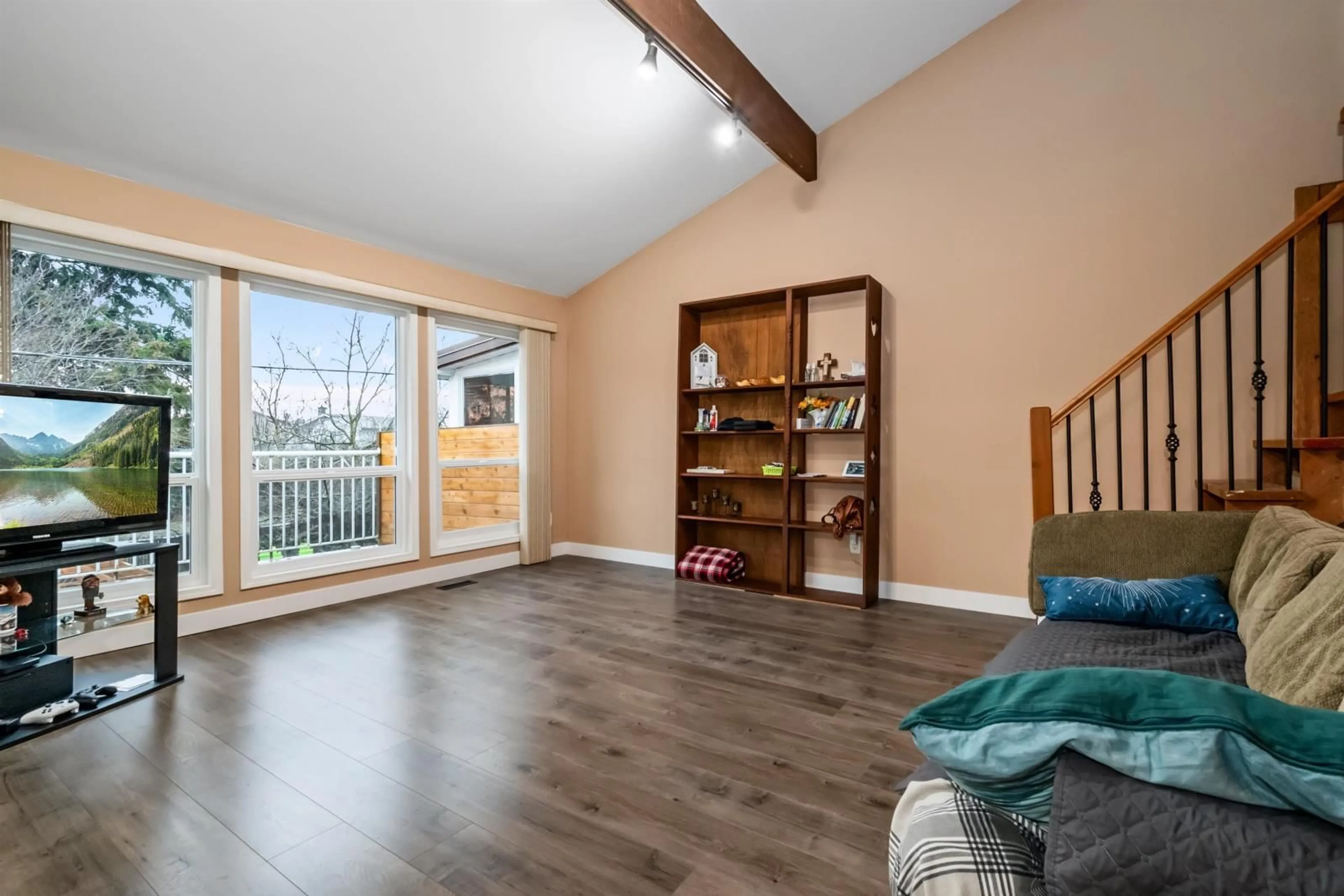 Living room with furniture, wood/laminate floor for 6 9251 HAZEL STREET|Chilliwack Proper Ea, Chilliwack British Columbia V2P5N7