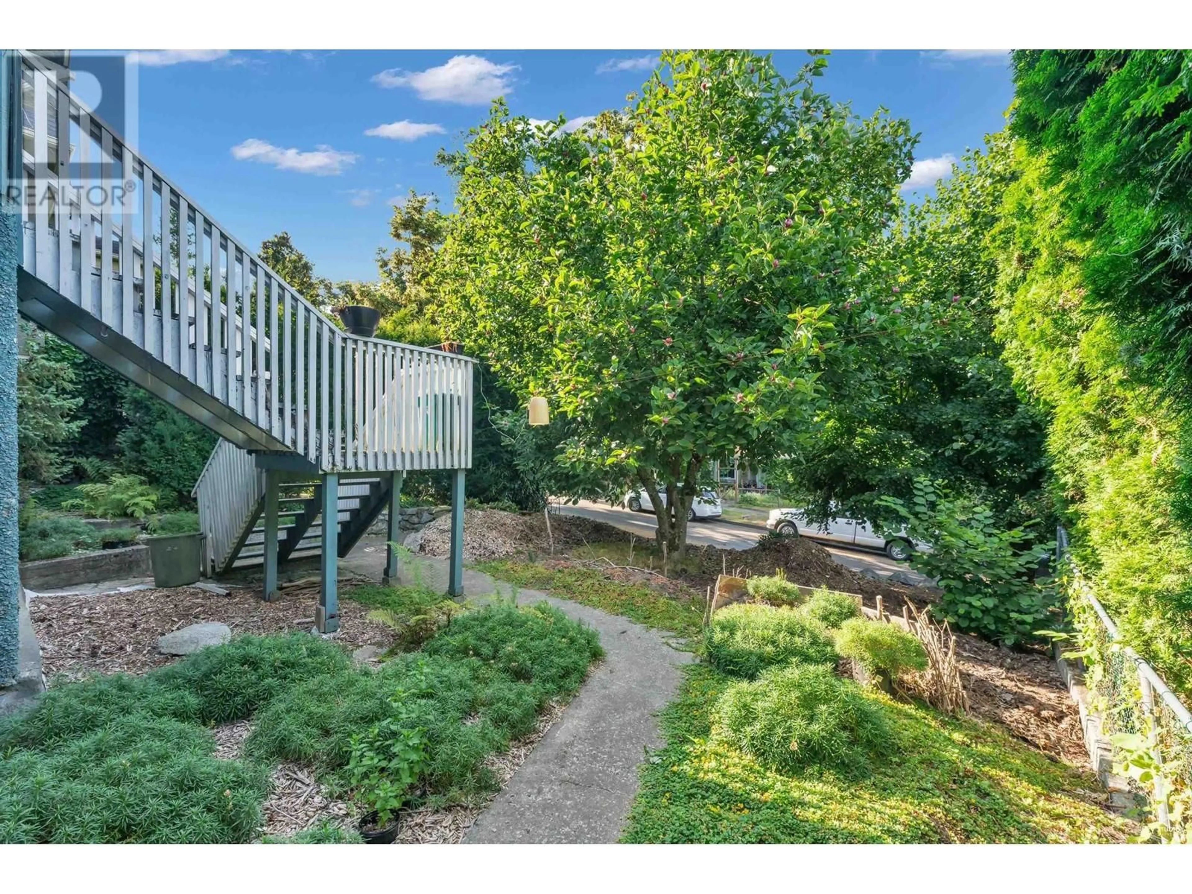 A pic from outside/outdoor area/front of a property/back of a property/a pic from drone, unknown for 652-654 W 24 AVENUE, Vancouver British Columbia V5Z2B6