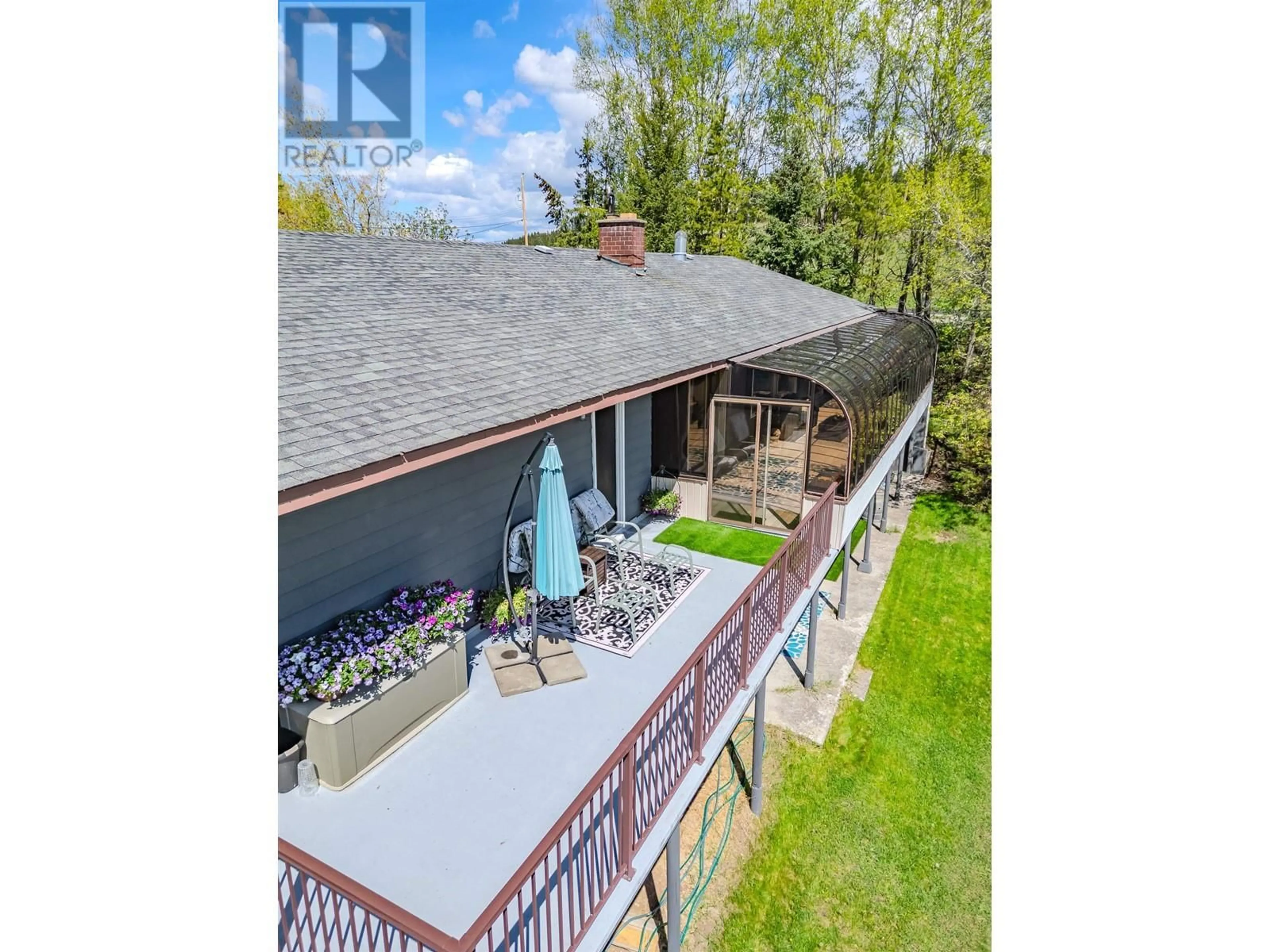 A pic from outside/outdoor area/front of a property/back of a property/a pic from drone, water/lake/river/ocean view for 4715 PARKER COURT, 108 Mile Ranch British Columbia V0K2Z0