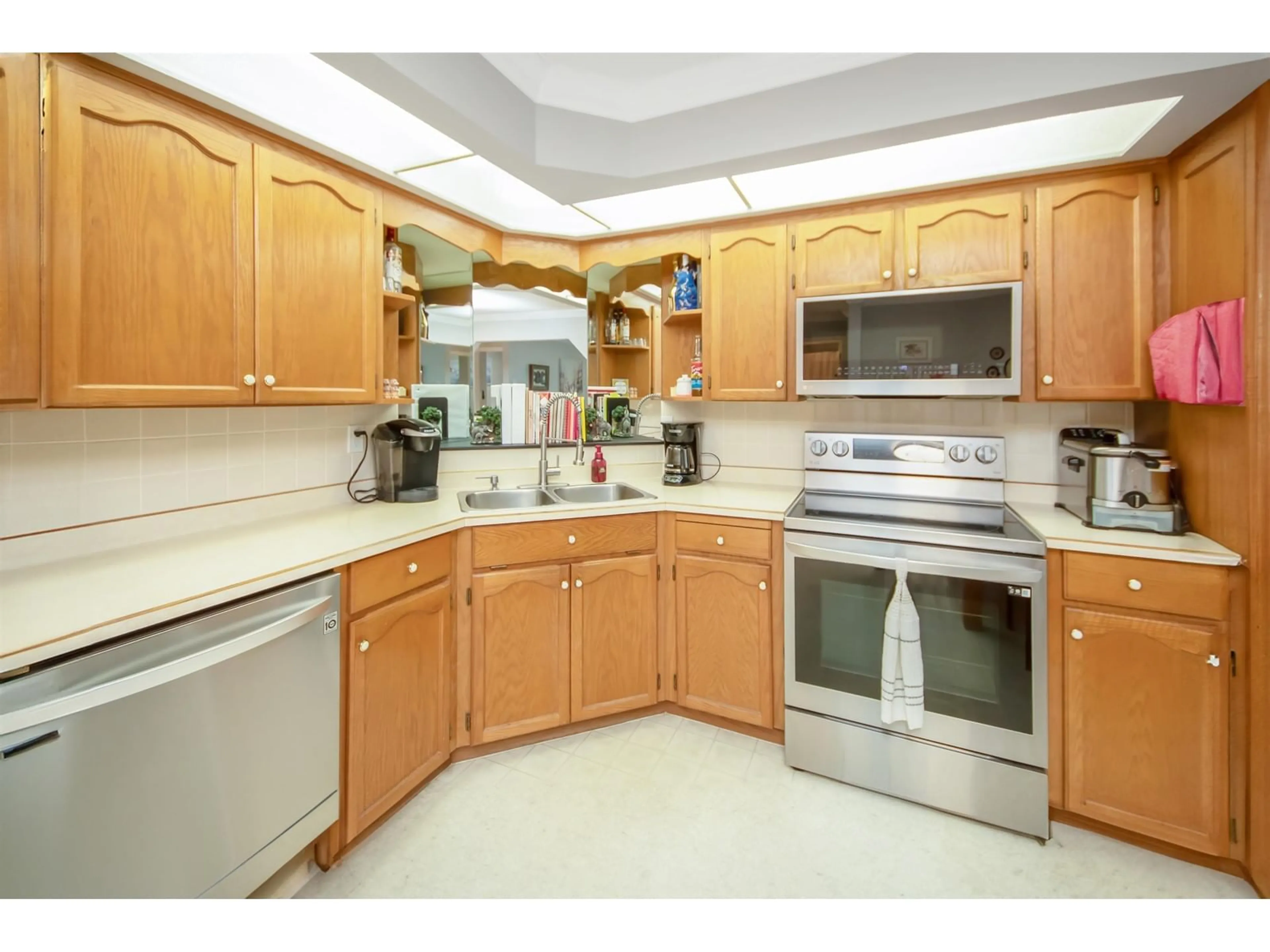 Standard kitchen, ceramic/tile floor for 209 31930 OLD YALE ROAD, Abbotsford British Columbia V2T2C7