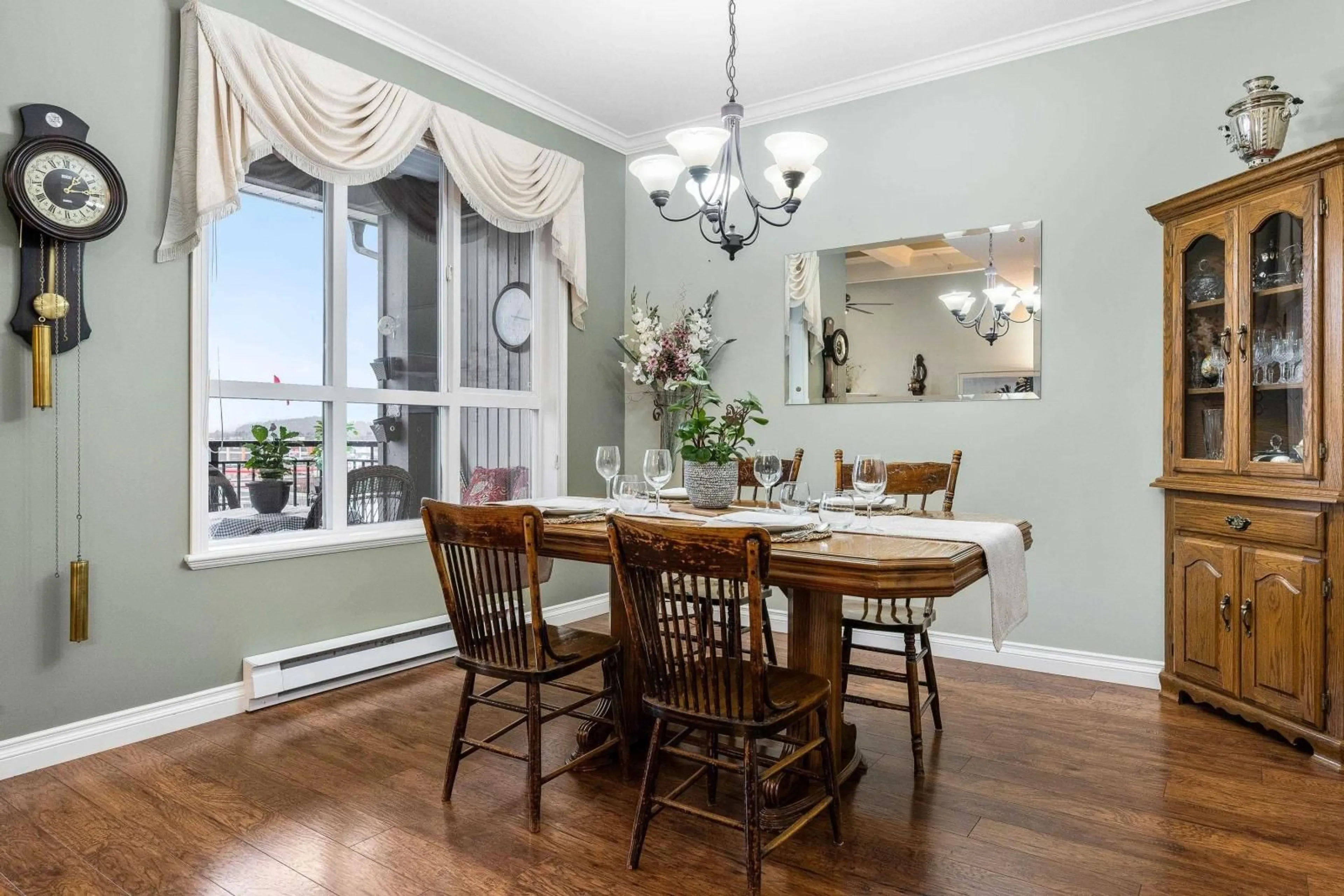 Dining room, wood/laminate floor for 407 45645 KNIGHT ROAD|Sardis West Vedder, Chilliwack British Columbia V2R0B1