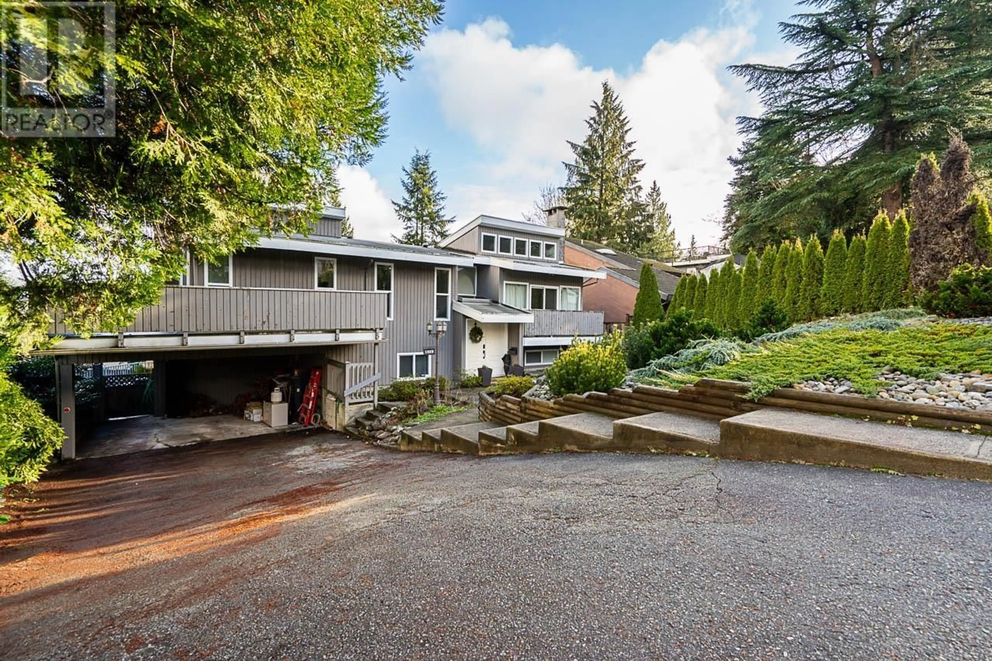 A pic from outside/outdoor area/front of a property/back of a property/a pic from drone, street for 1029 DORY STREET, Coquitlam British Columbia V3C3Z5