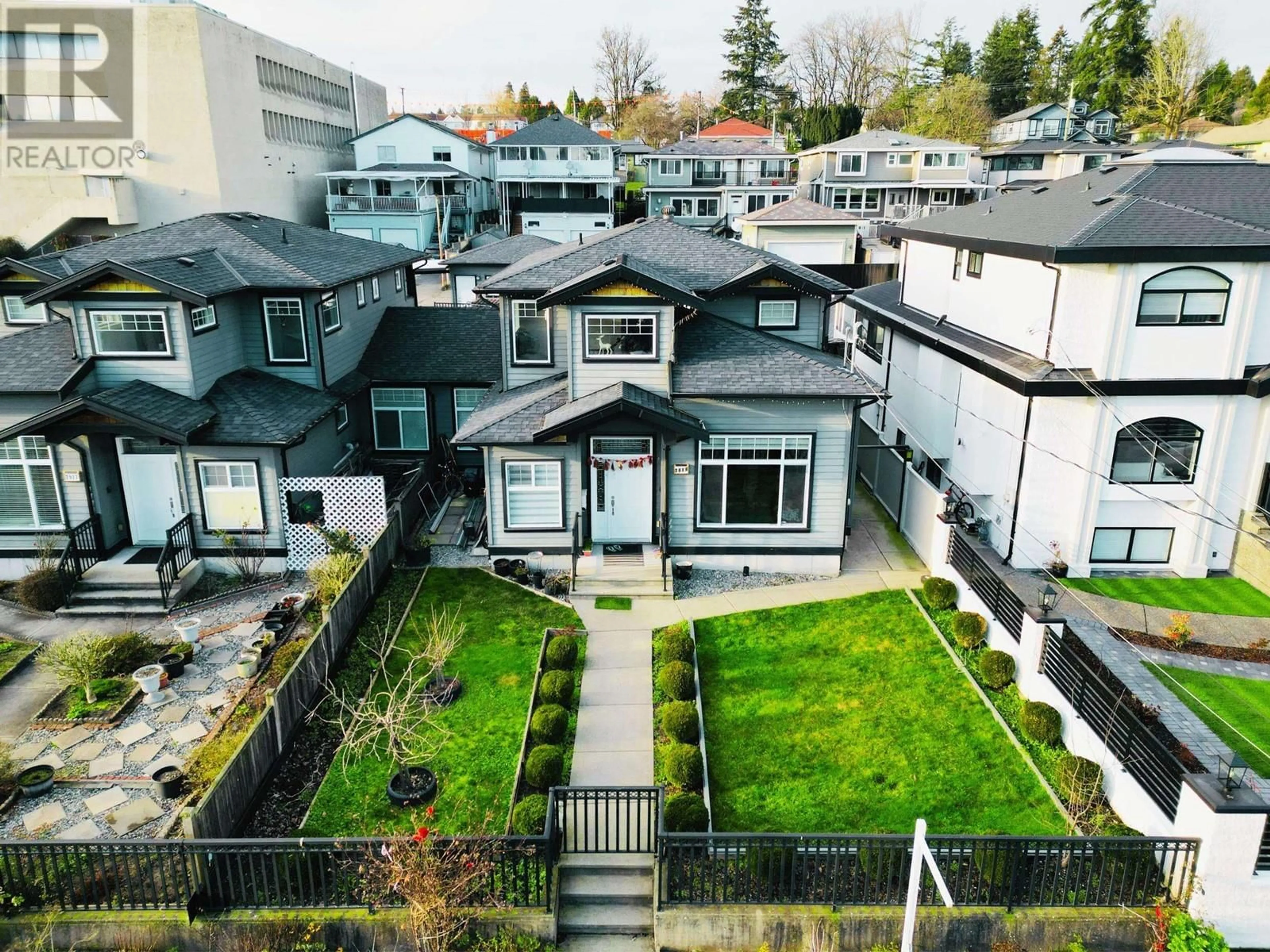 A pic from outside/outdoor area/front of a property/back of a property/a pic from drone, unknown for 7919 11TH AVENUE, Burnaby British Columbia V3N2N5