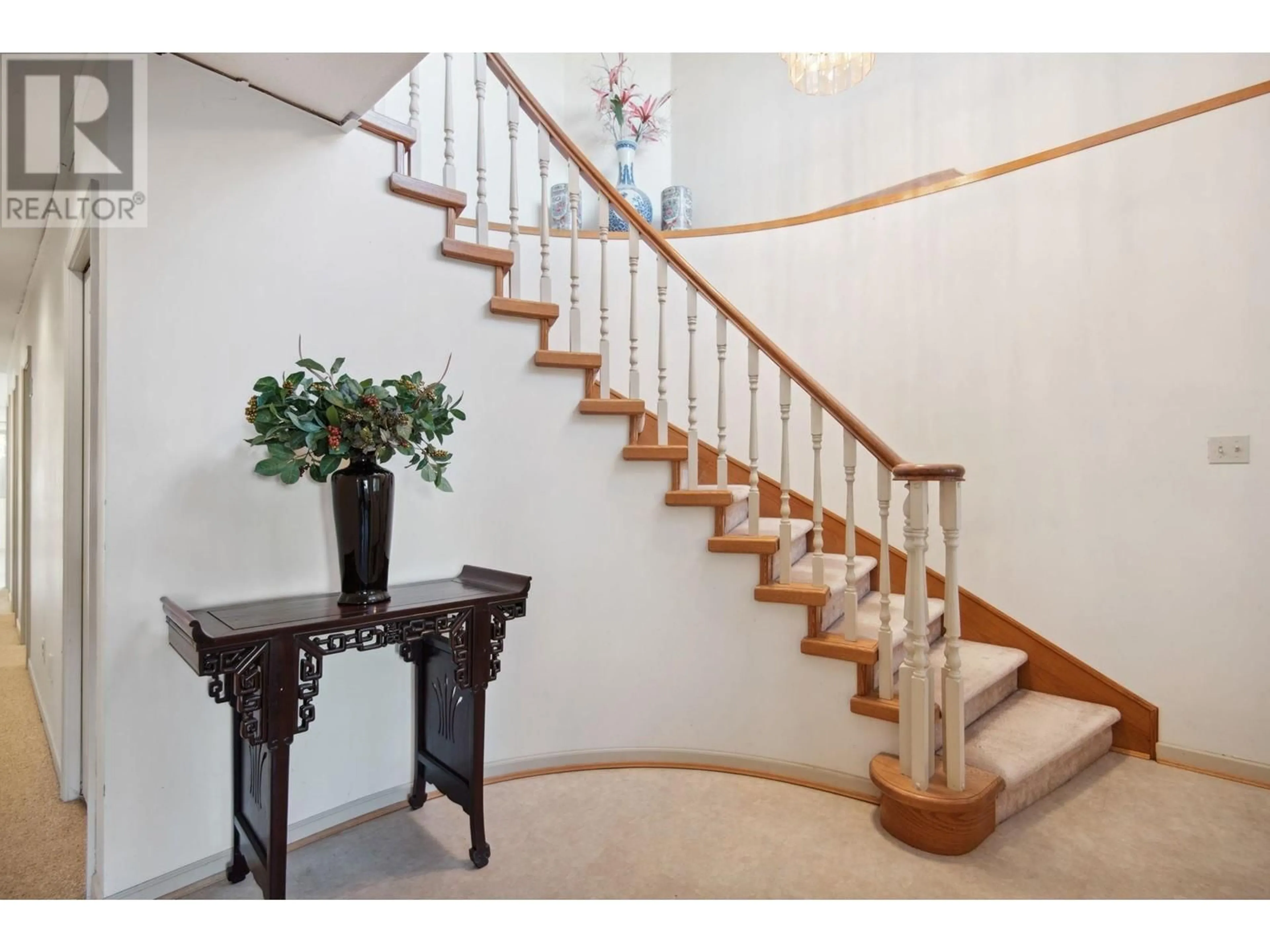 Indoor foyer for 2760 W 20TH AVENUE, Vancouver British Columbia V6L1H2