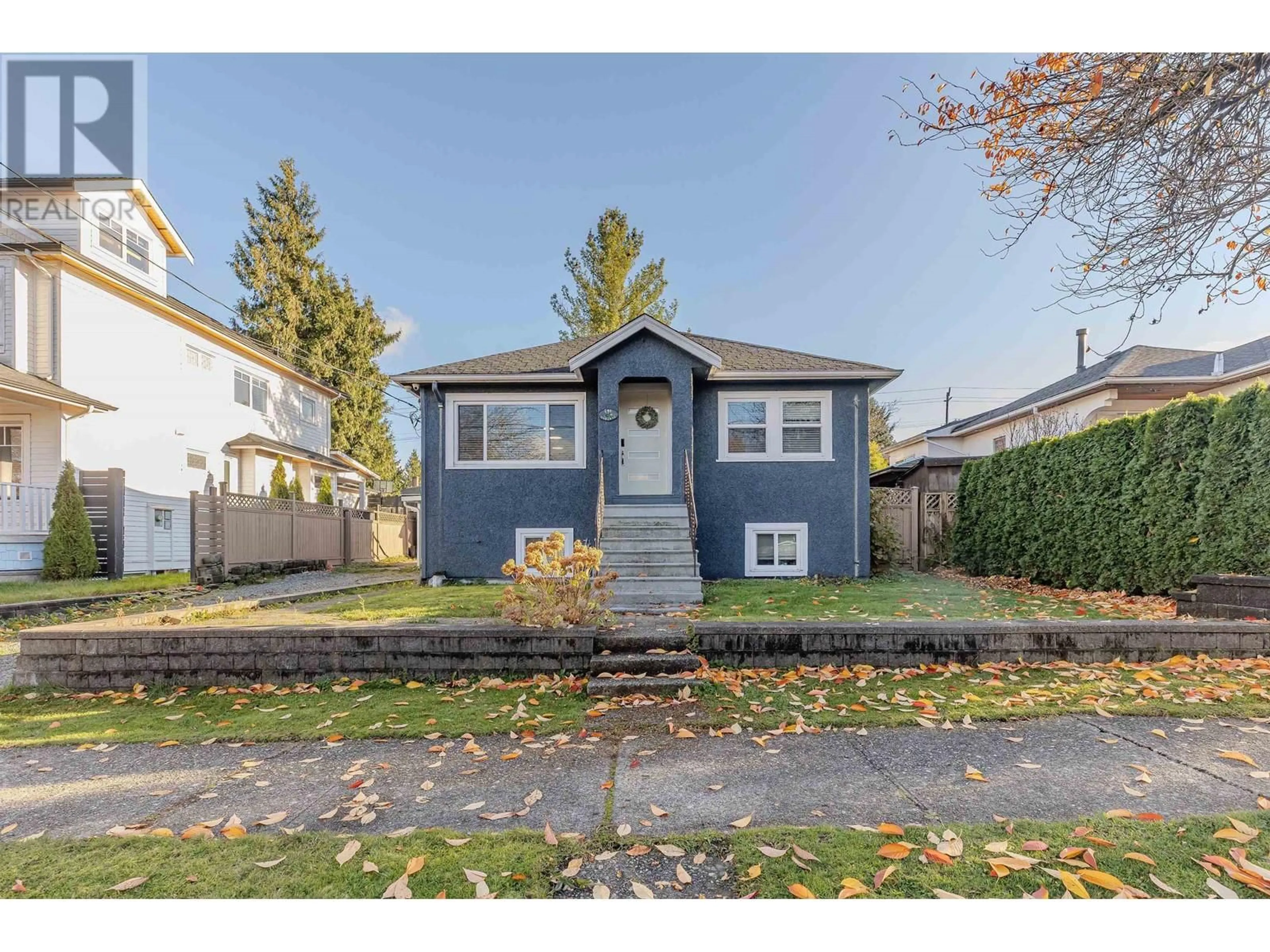 Home with vinyl exterior material, street for 246 OSBORNE AVENUE, New Westminster British Columbia V3L1Y8