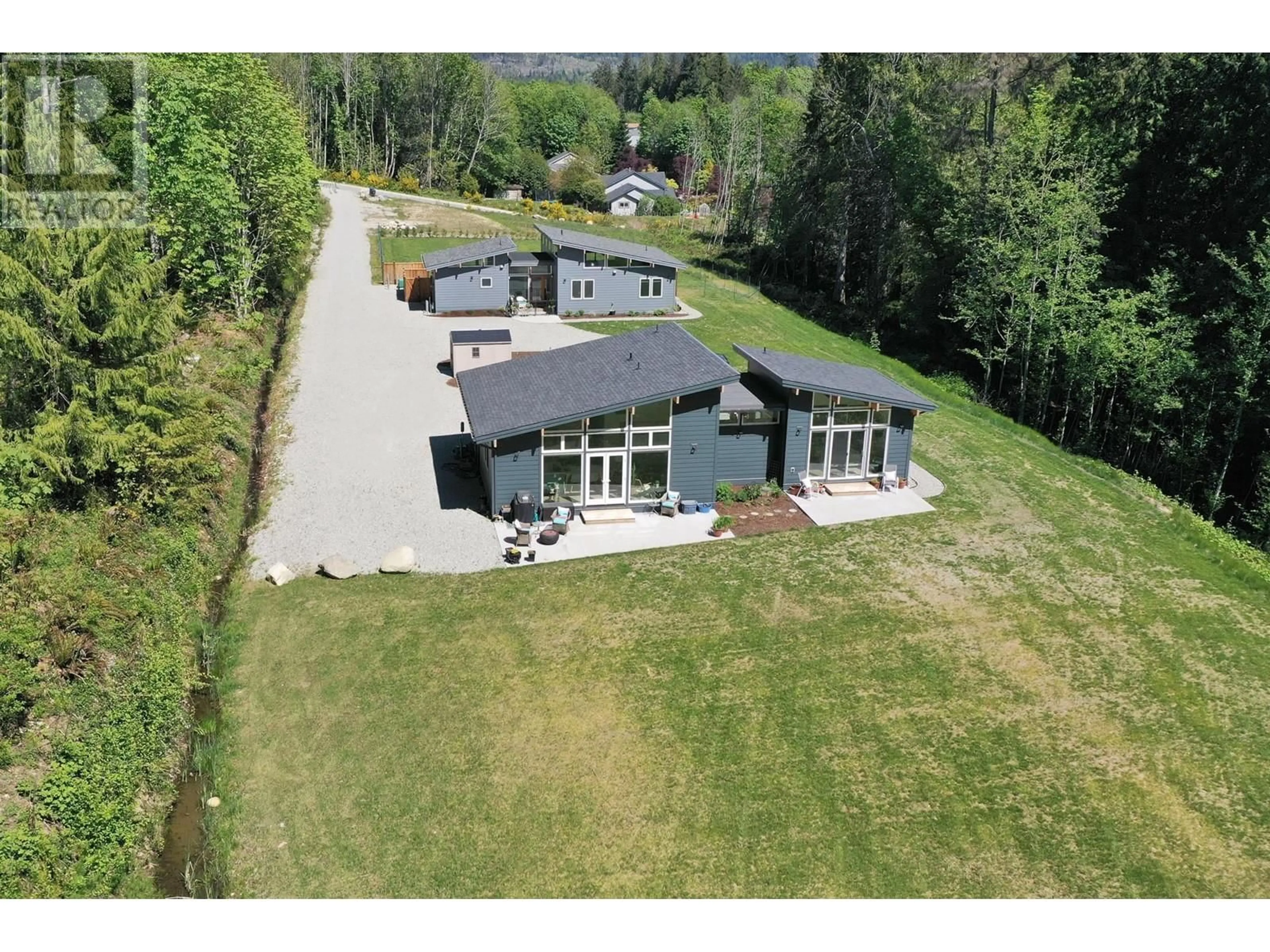 A pic from outside/outdoor area/front of a property/back of a property/a pic from drone, unknown for 5961-5963 RIPPLE WAY, Sechelt British Columbia V7Z0R2