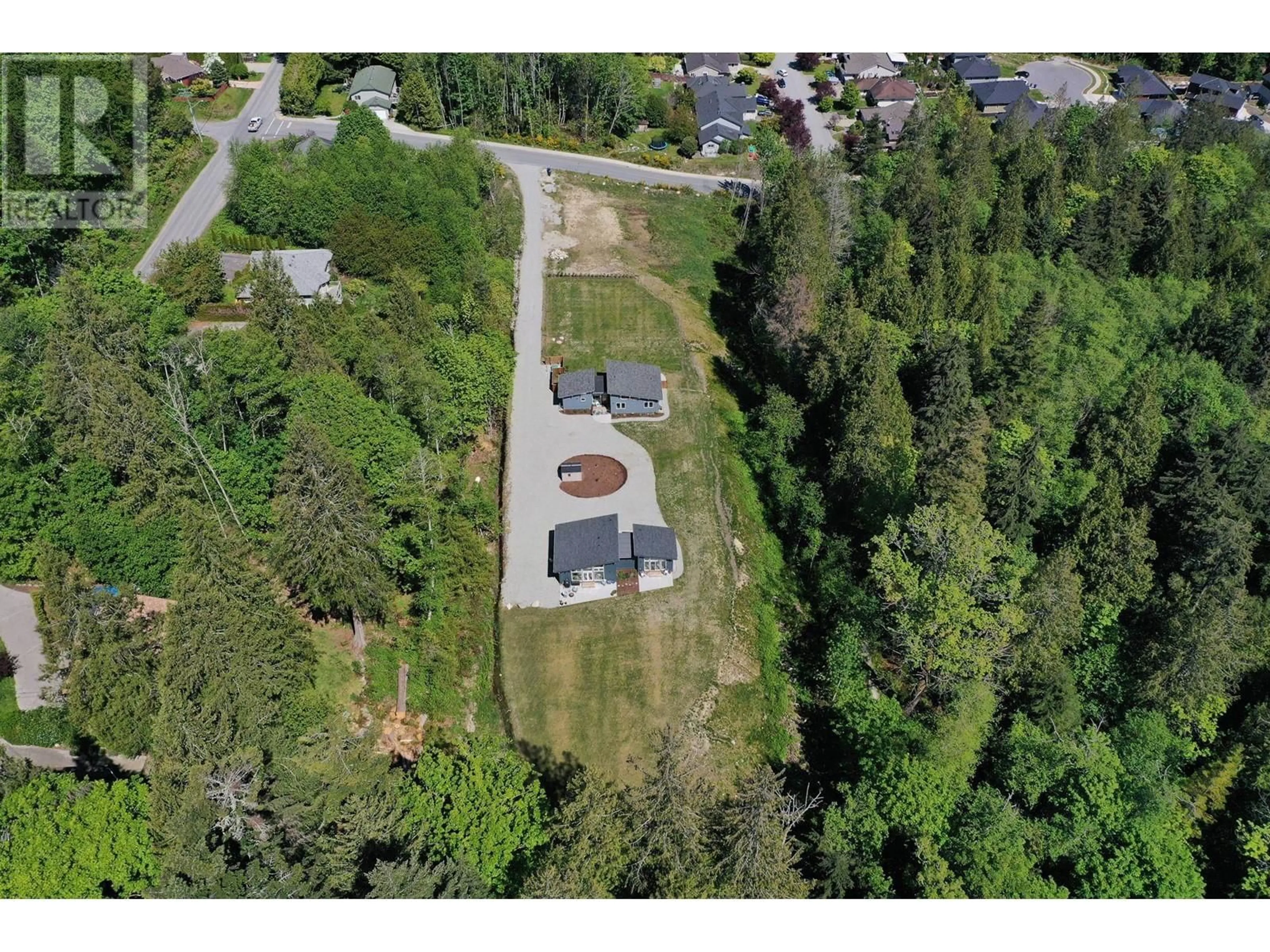 A pic from outside/outdoor area/front of a property/back of a property/a pic from drone, unknown for 5961-5963 RIPPLE WAY, Sechelt British Columbia V7Z0R2