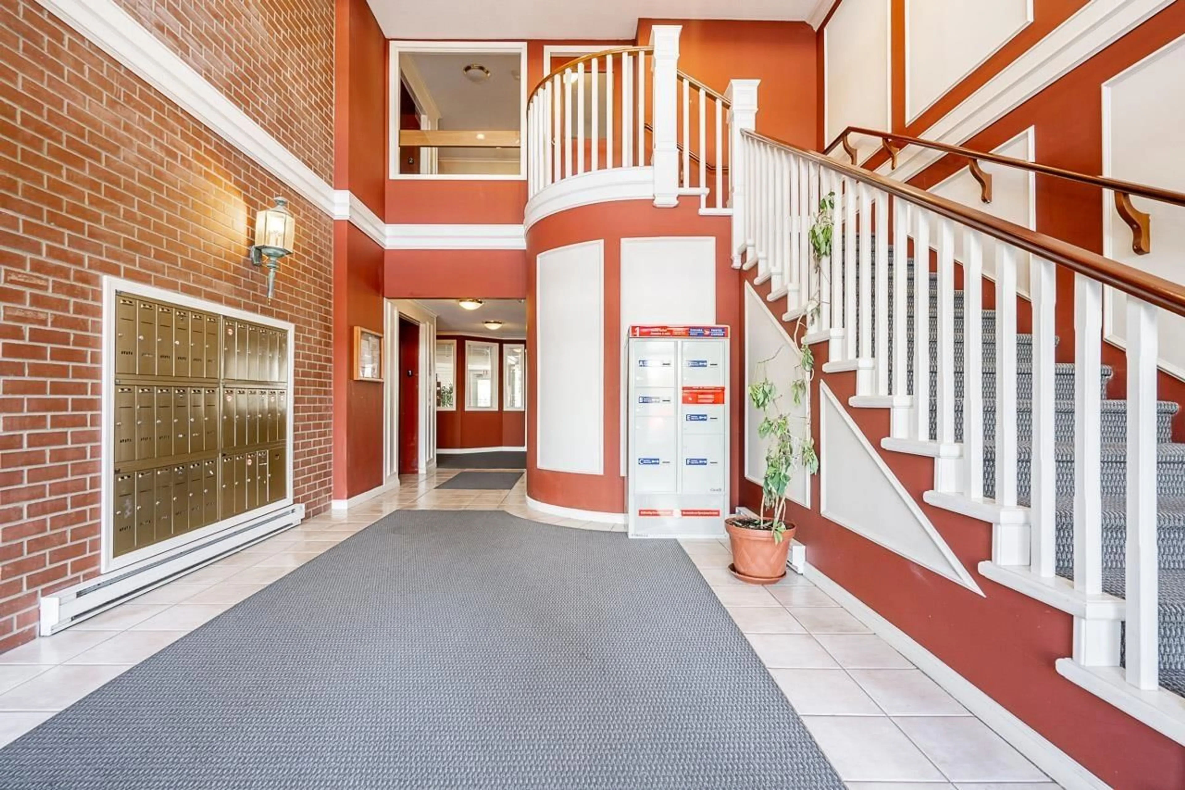 Indoor foyer for 406 8139 121A STREET, Surrey British Columbia V3W0Z2