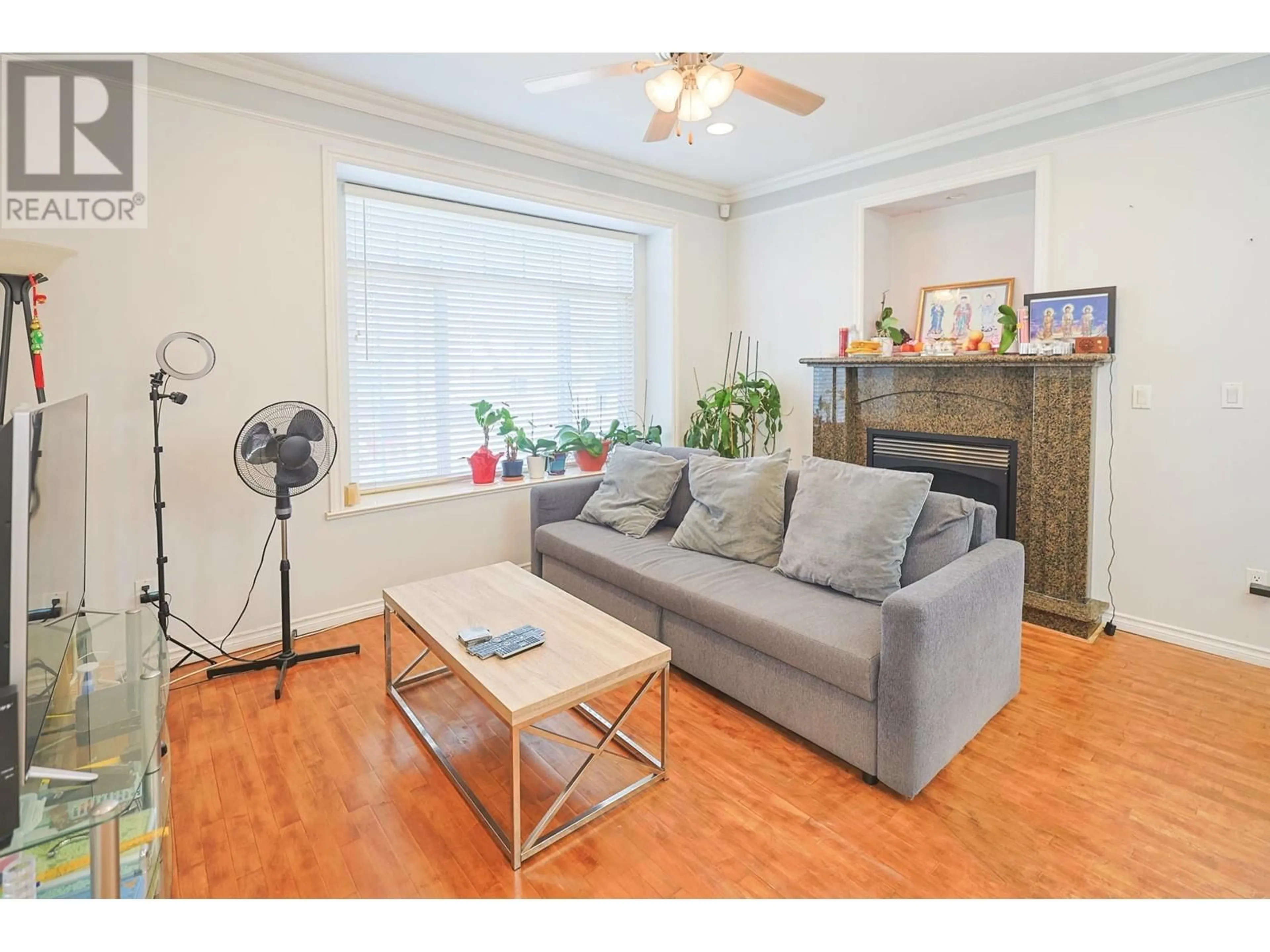 Living room with furniture, wood/laminate floor for 4888 MANOR STREET, Vancouver British Columbia V5R3Y2