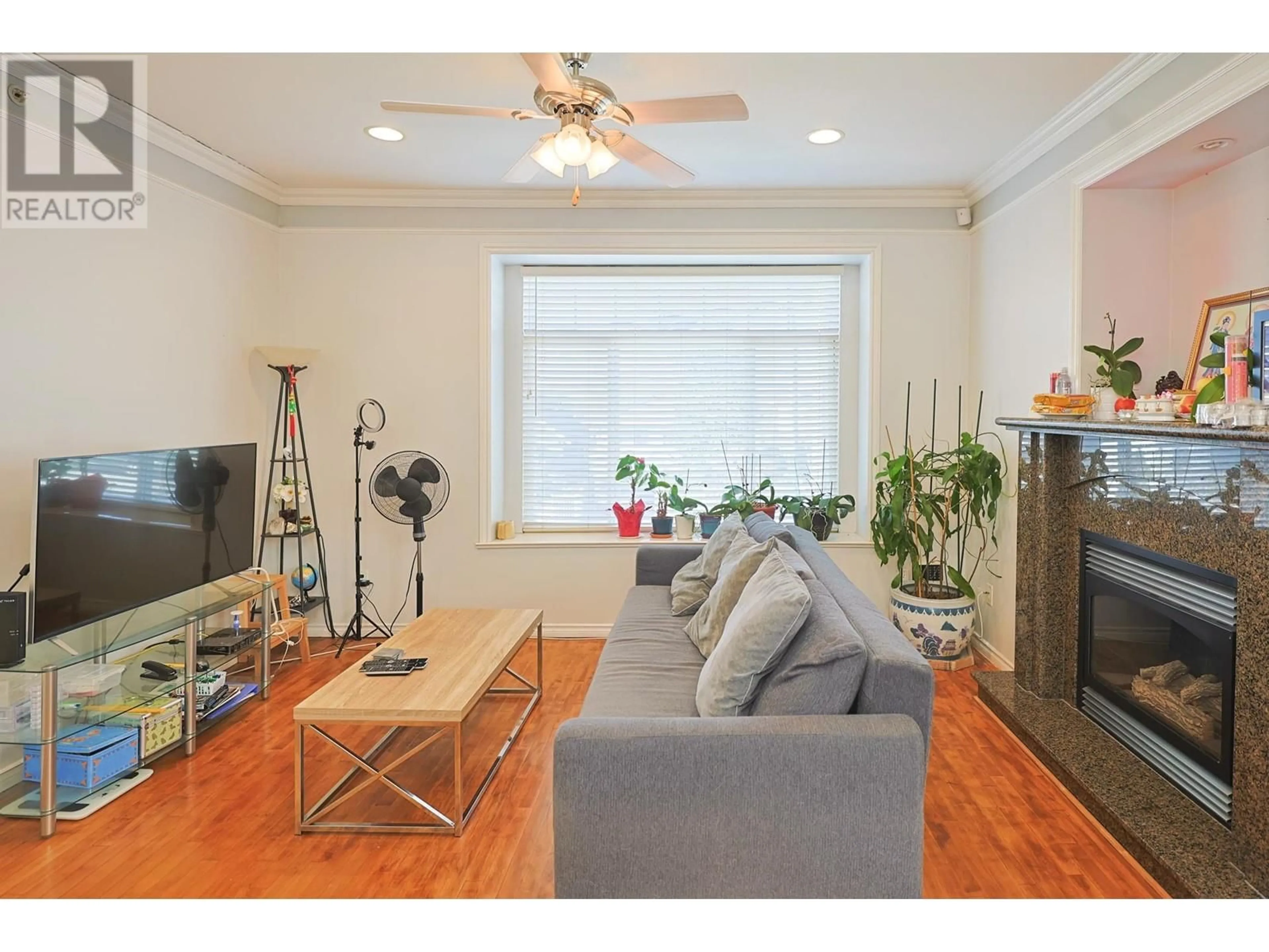 Living room with furniture, wood/laminate floor for 4888 MANOR STREET, Vancouver British Columbia V5R3Y2