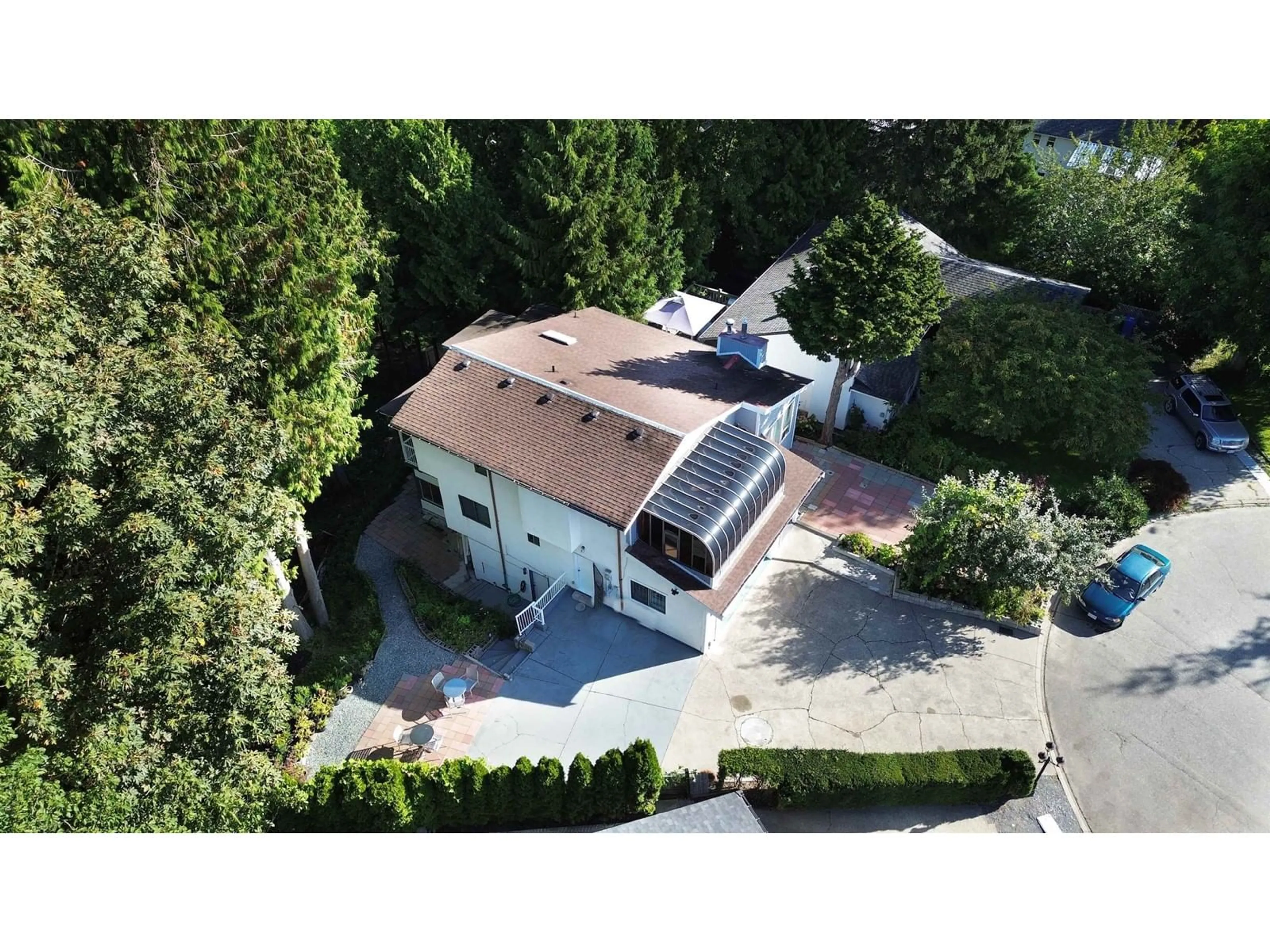 A pic from outside/outdoor area/front of a property/back of a property/a pic from drone, street for 3529 CARIBOO COURT, Abbotsford British Columbia V2S7H2