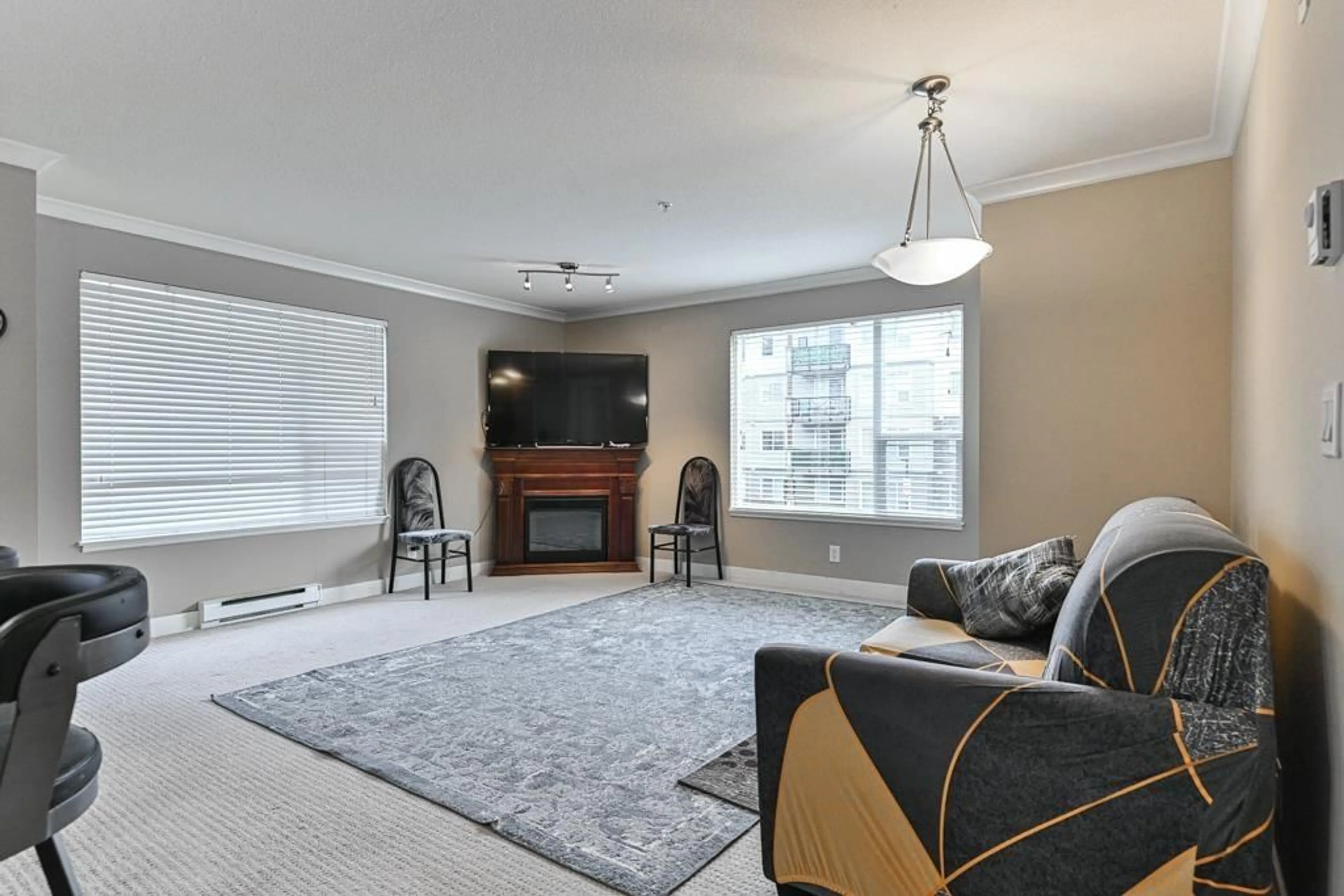 Living room with furniture, carpet floor for 216 2955 DIAMOND CRESCENT, Abbotsford British Columbia V2T2L5