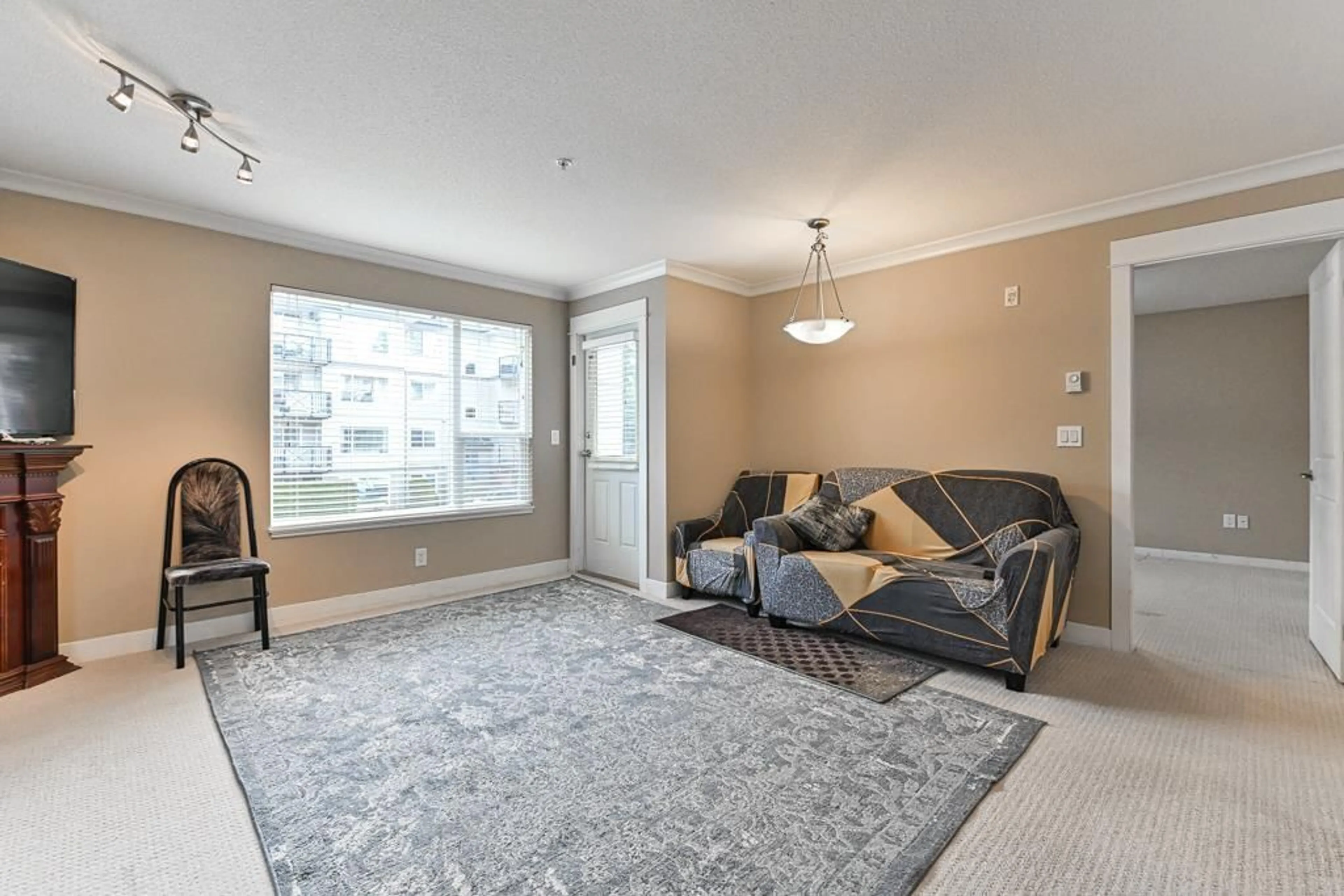 Living room with furniture, carpet floor for 216 2955 DIAMOND CRESCENT, Abbotsford British Columbia V2T2L5