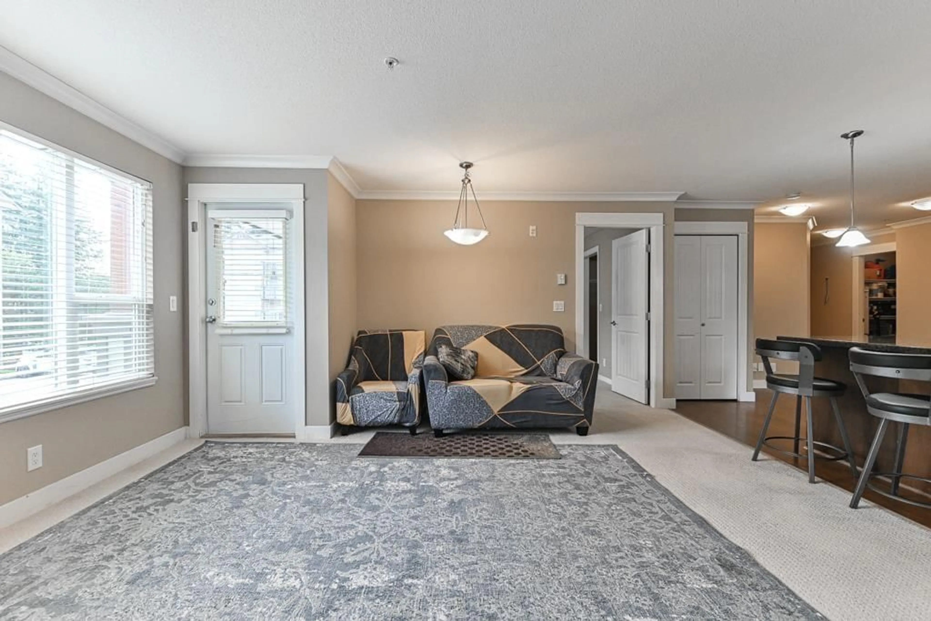 Living room with furniture, carpet floor for 216 2955 DIAMOND CRESCENT, Abbotsford British Columbia V2T2L5