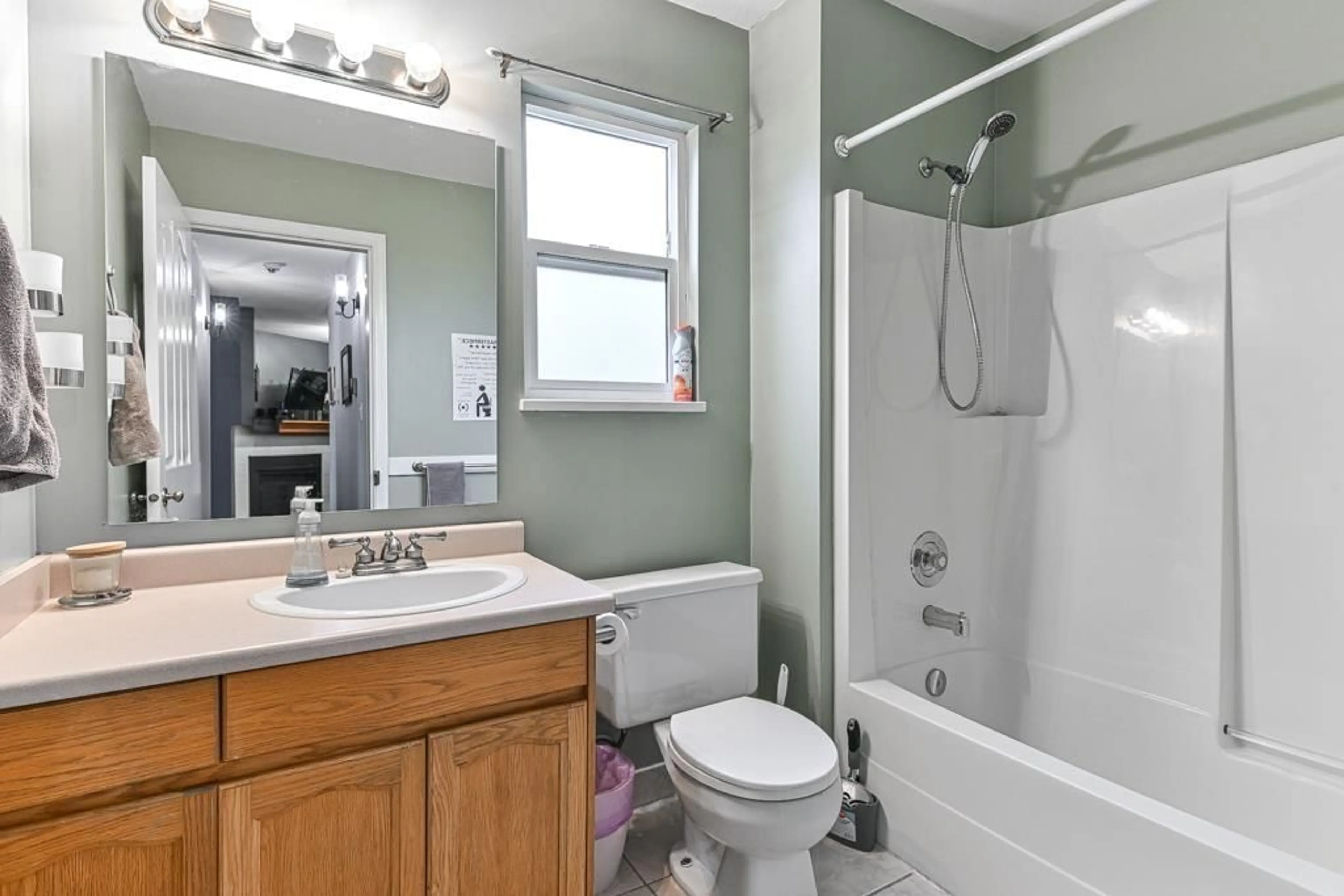 Standard bathroom, ceramic/tile floor for 8531 MCEWEN TERRACE, Mission British Columbia V2V6R2