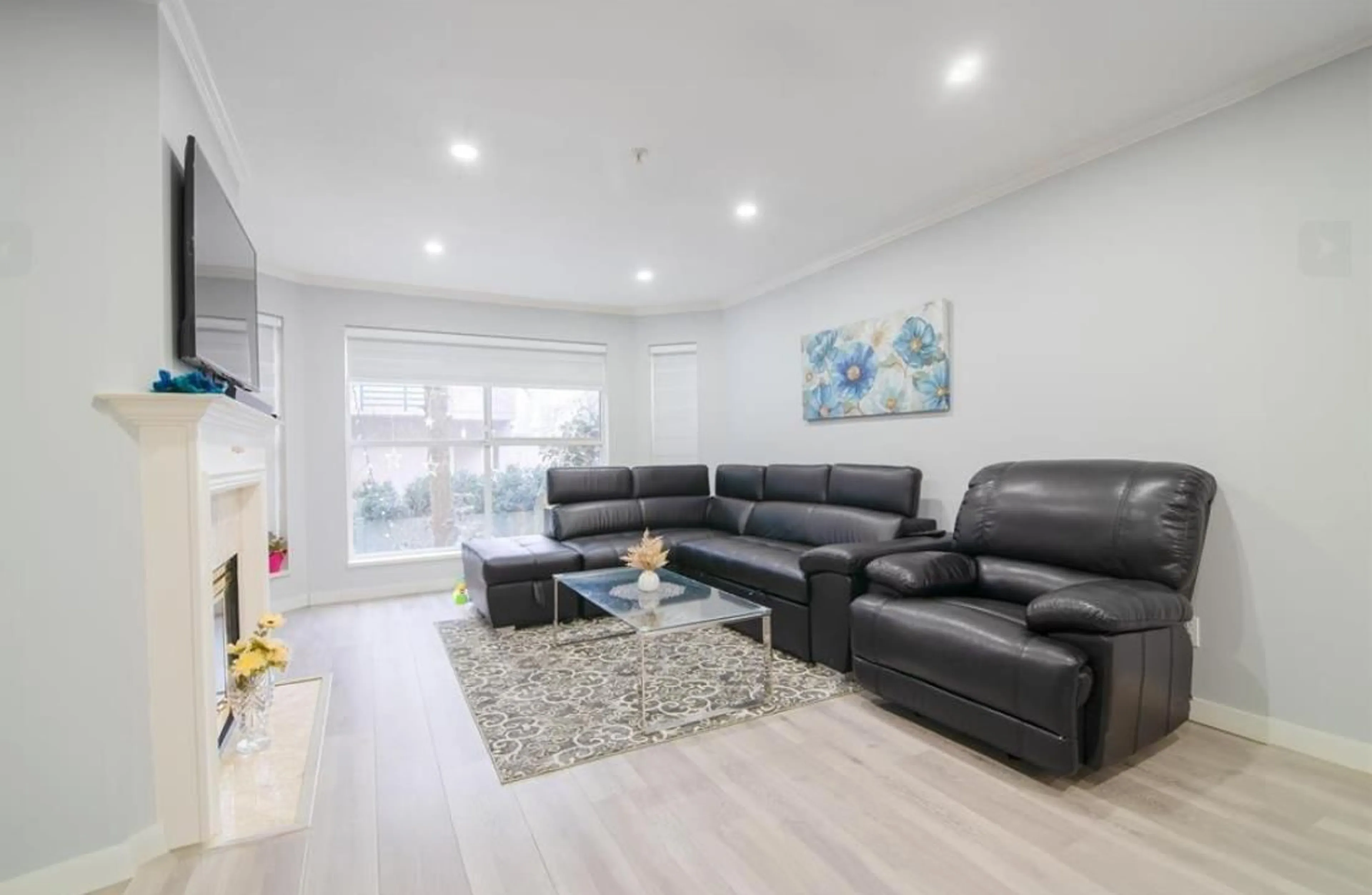 Living room with furniture, wood/laminate floor for 110 - 7161 121, Surrey British Columbia V3W1G8
