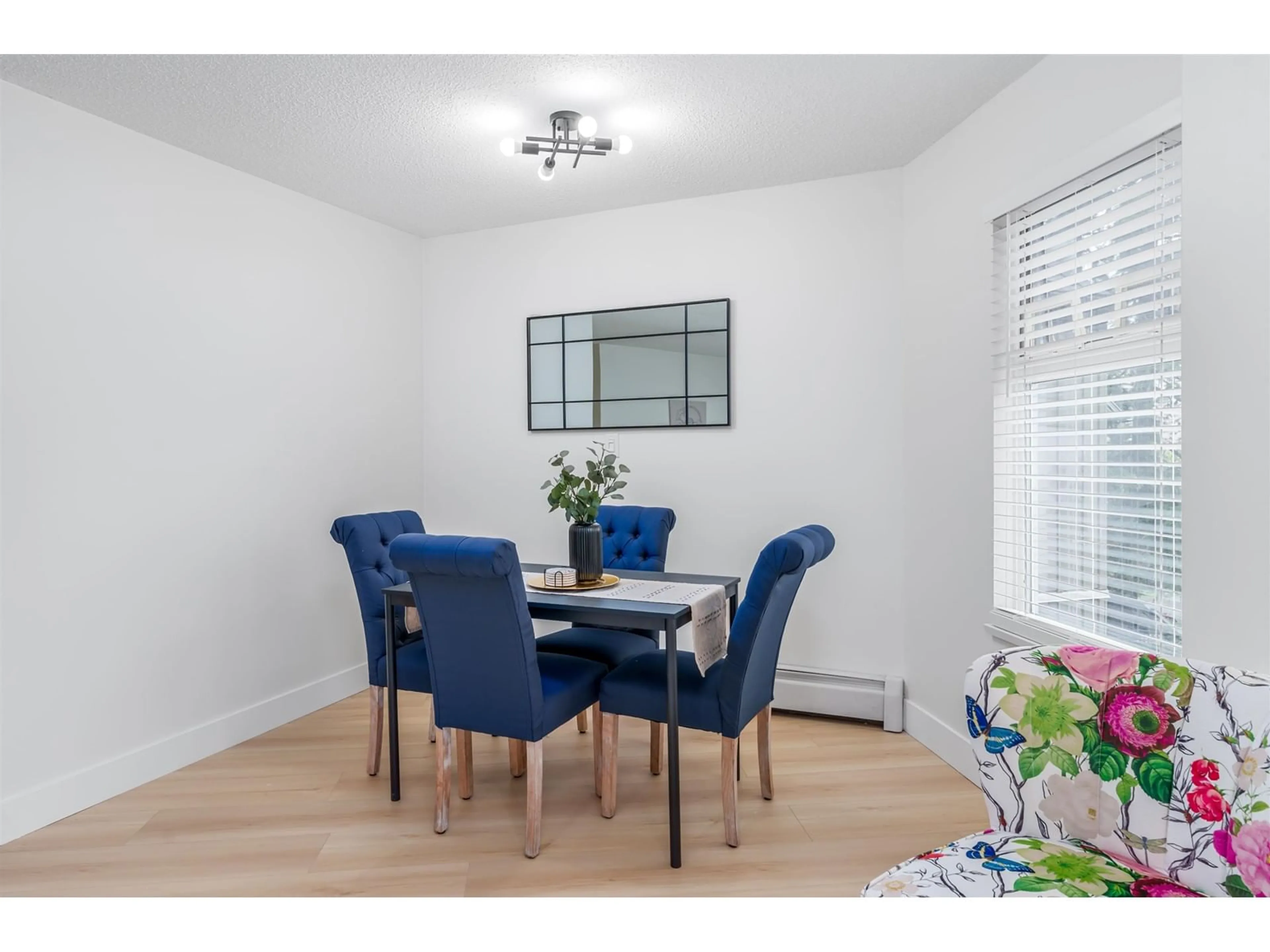 Dining room, wood/laminate floor for 214 1850 E SOUTHMERE CRESCENT, Surrey British Columbia V4A6Y6