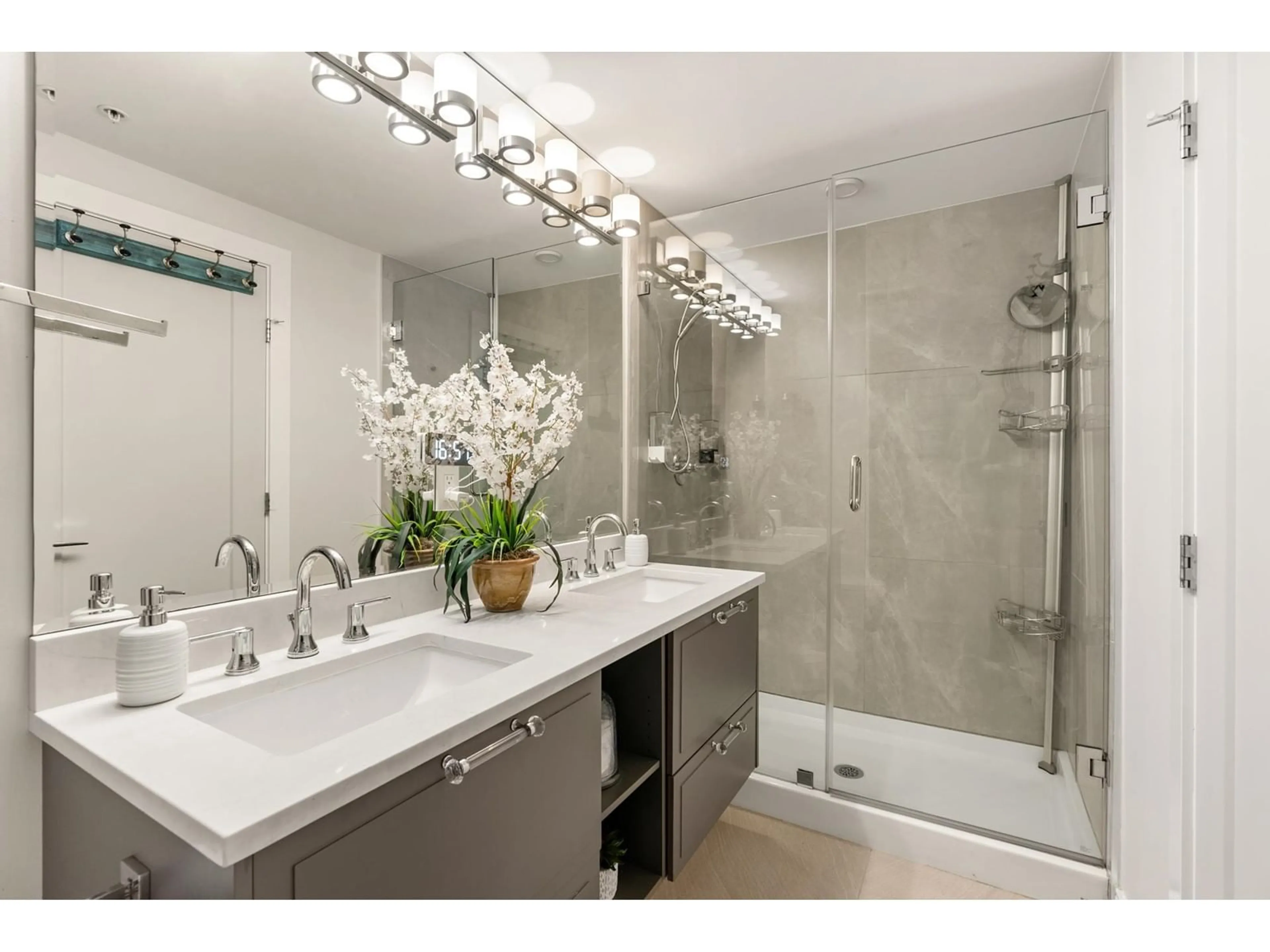 Contemporary bathroom, ceramic/tile floor for 304 11501 84 AVENUE, Delta British Columbia V4C0E5