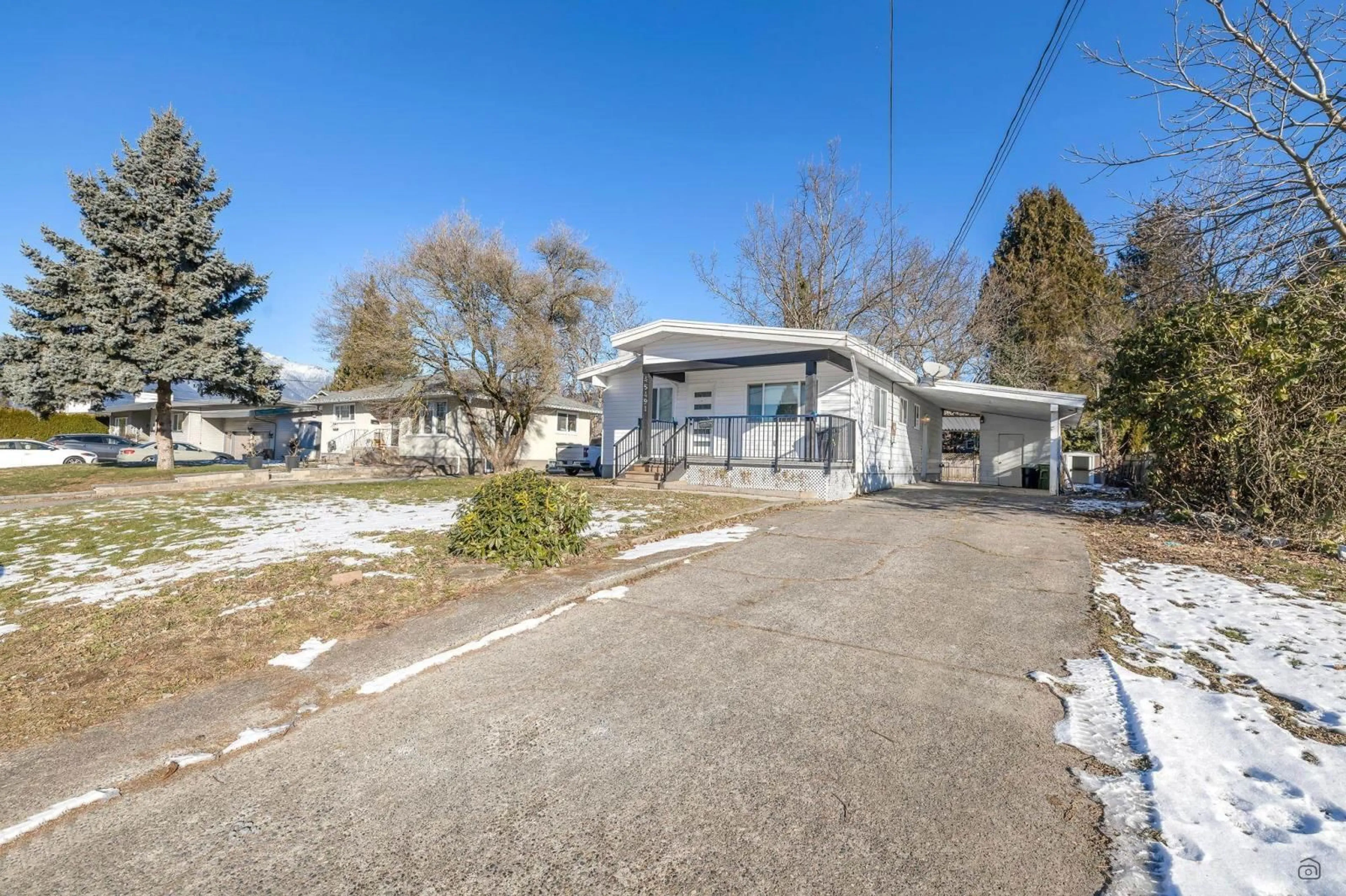 A pic from outside/outdoor area/front of a property/back of a property/a pic from drone, street for 45491 PRINCESS AVENUE, Chilliwack British Columbia V2P2C3