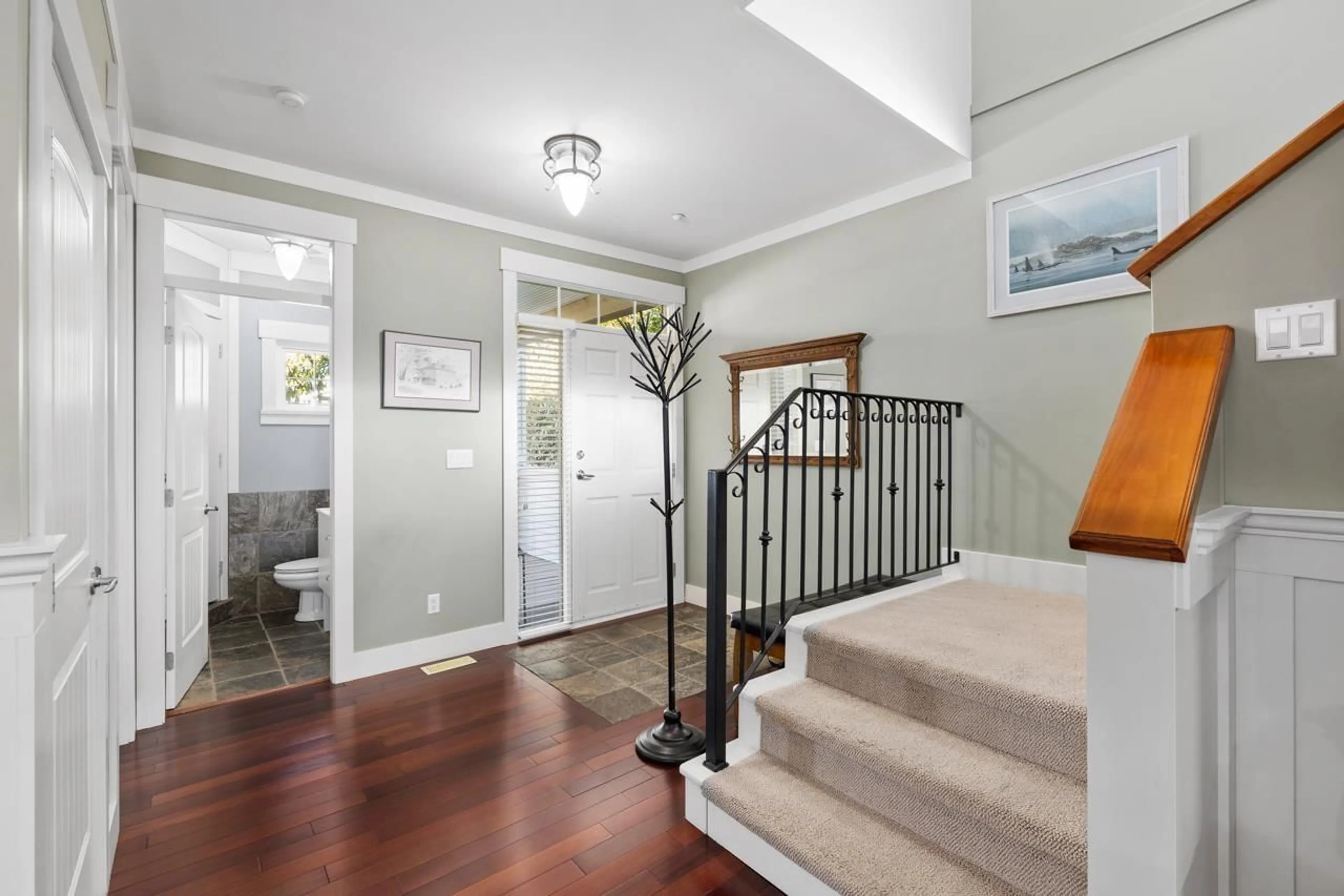 Indoor entryway for 15556 GOGGS AVENUE, White Rock British Columbia V4B2N6