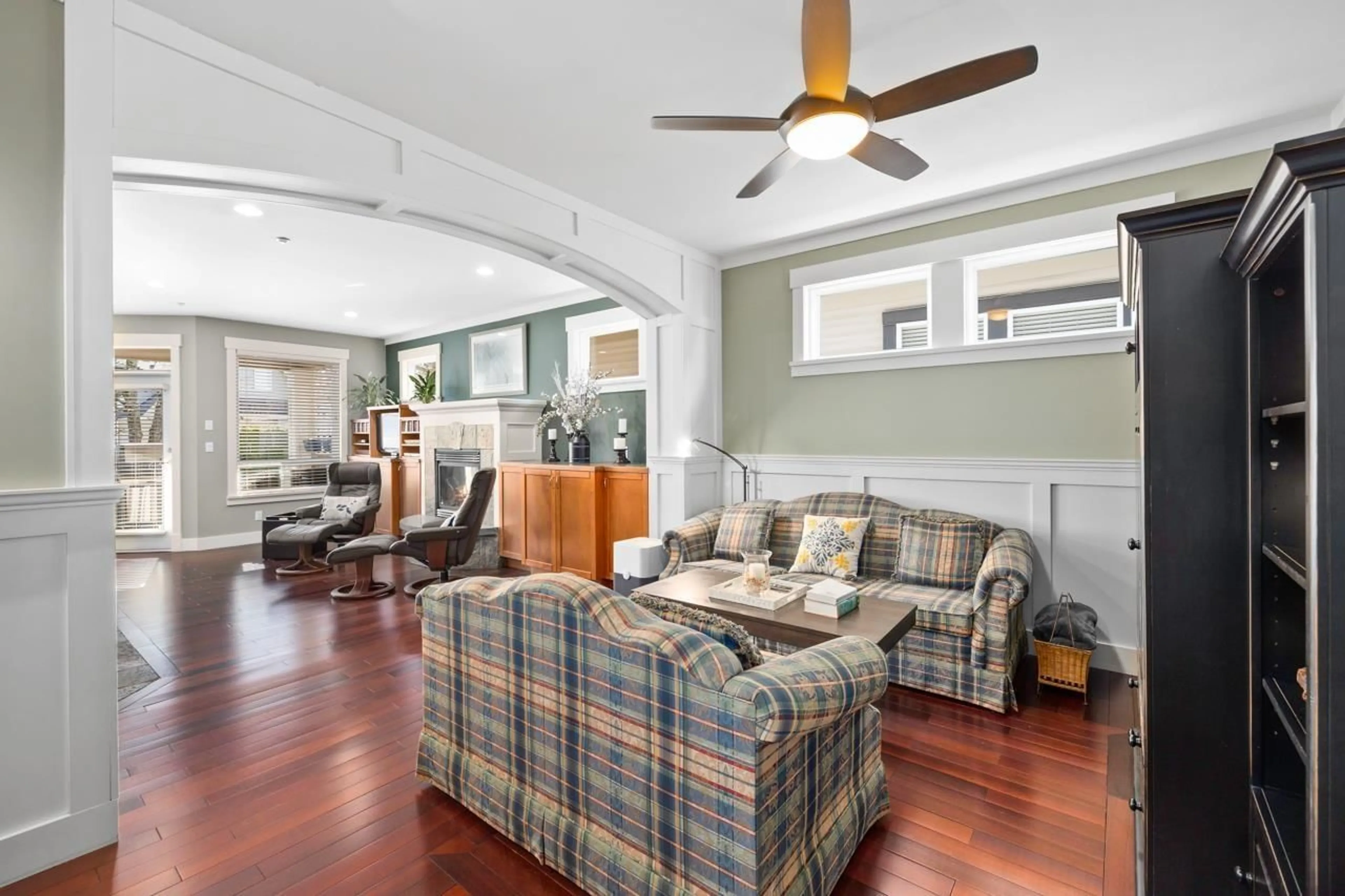 Living room with furniture, wood/laminate floor for 15556 GOGGS AVENUE, White Rock British Columbia V4B2N6