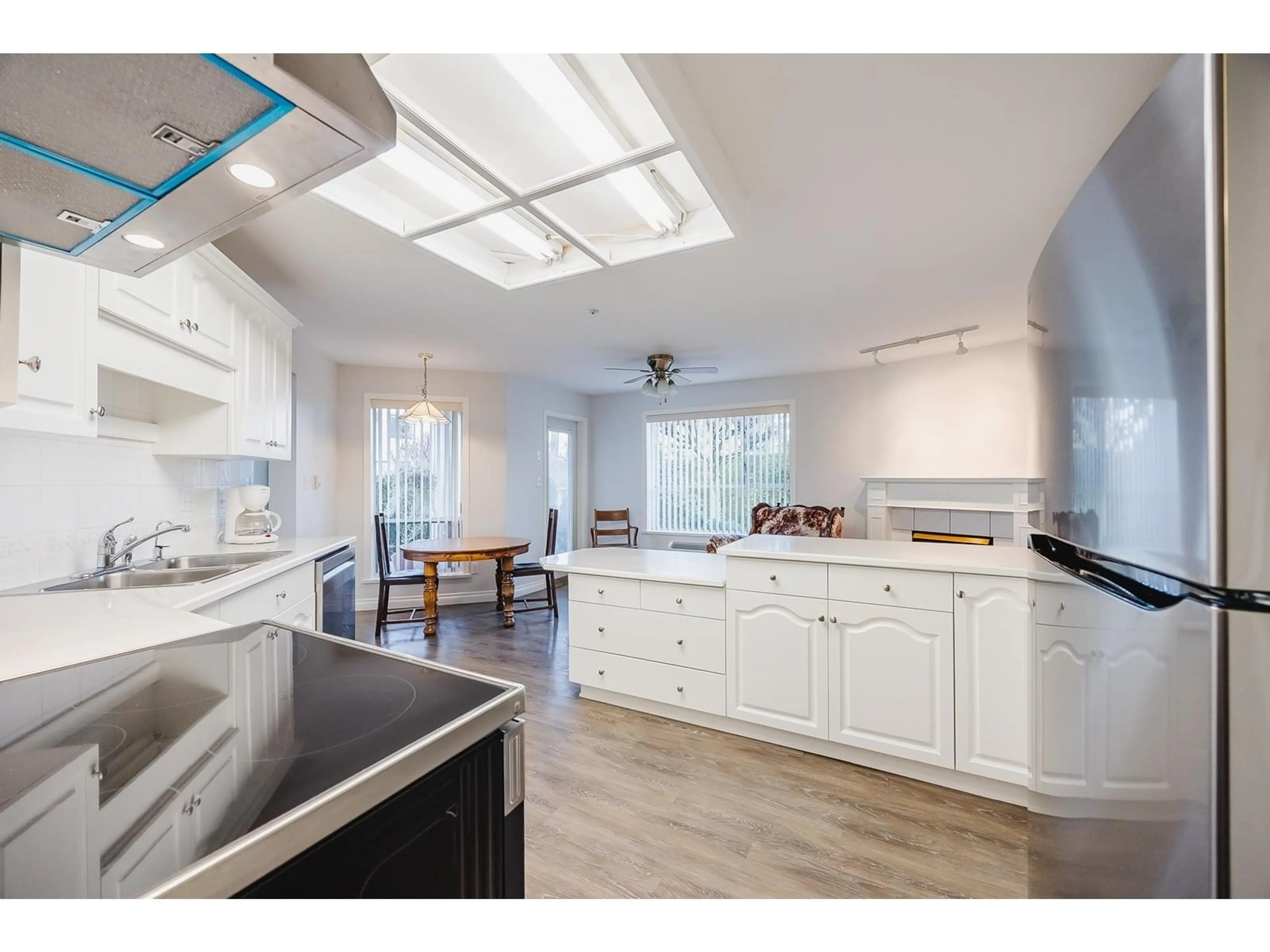 Open concept kitchen, unknown for 112 - 2626 COUNTESS, Abbotsford British Columbia V2T5P3