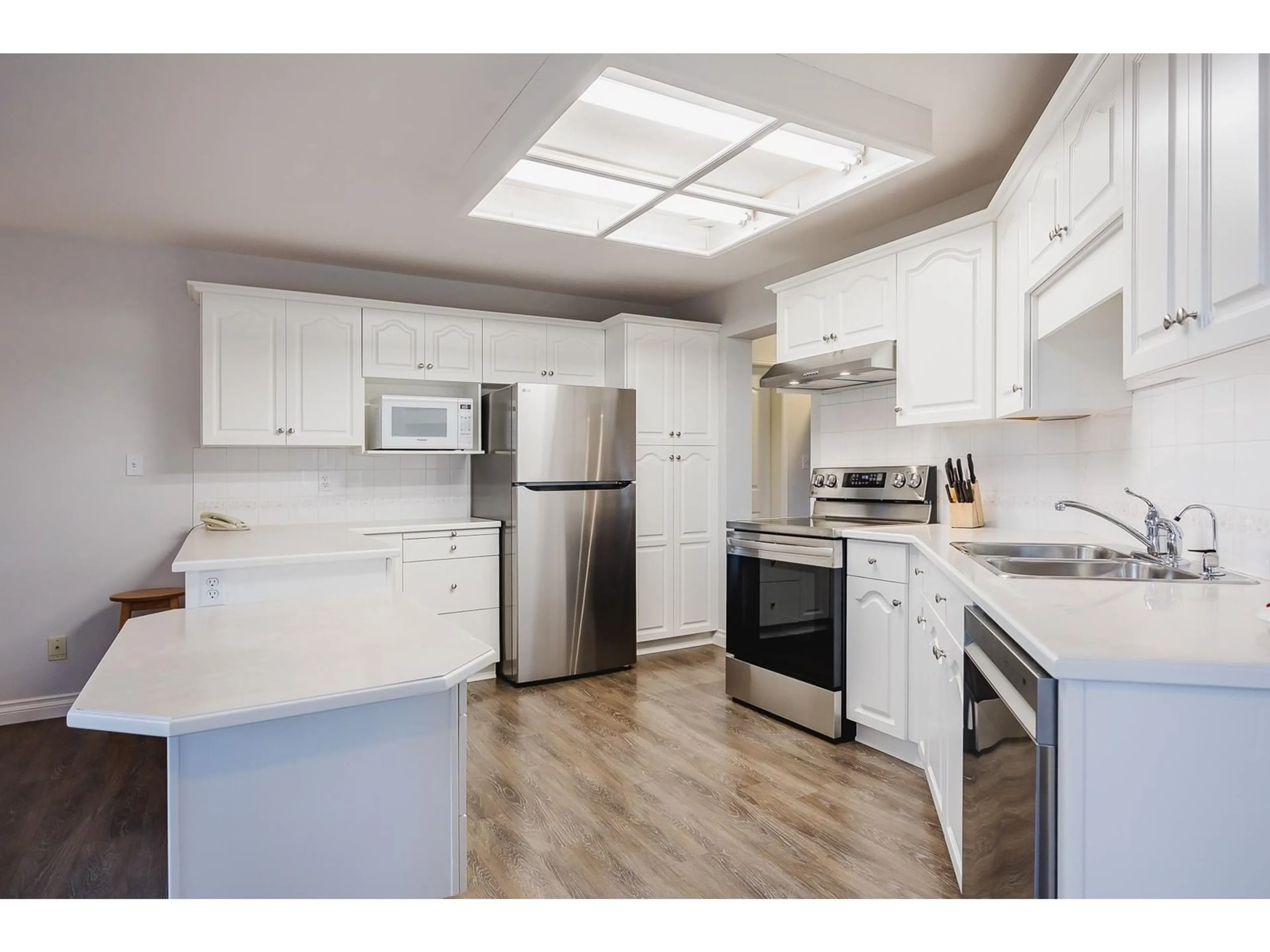 Standard kitchen, unknown for 112 - 2626 COUNTESS, Abbotsford British Columbia V2T5P3