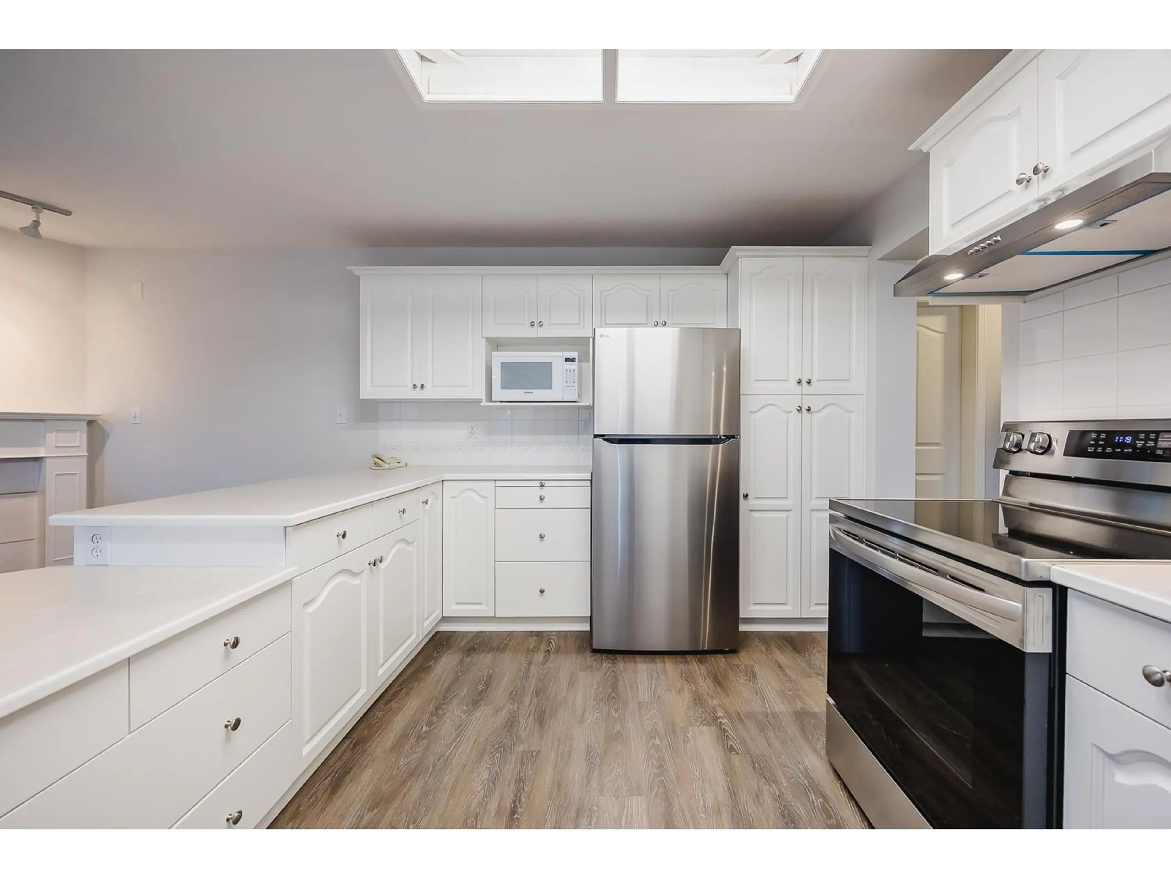 Standard kitchen, unknown for 112 2626 COUNTESS STREET, Abbotsford British Columbia V2T5P3