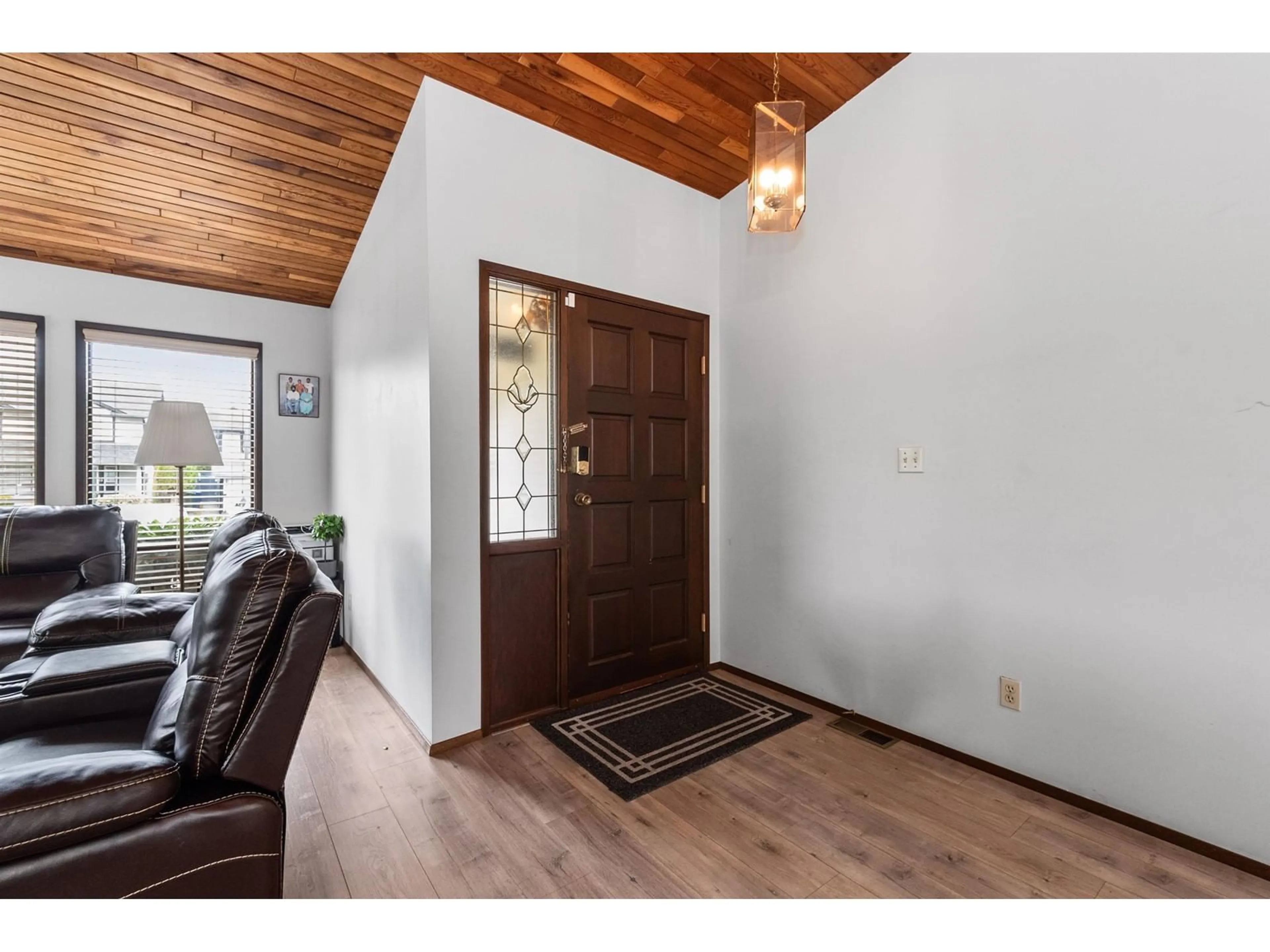 Indoor entryway for 3720 NANAIMO CRESCENT, Abbotsford British Columbia V2T4Z7