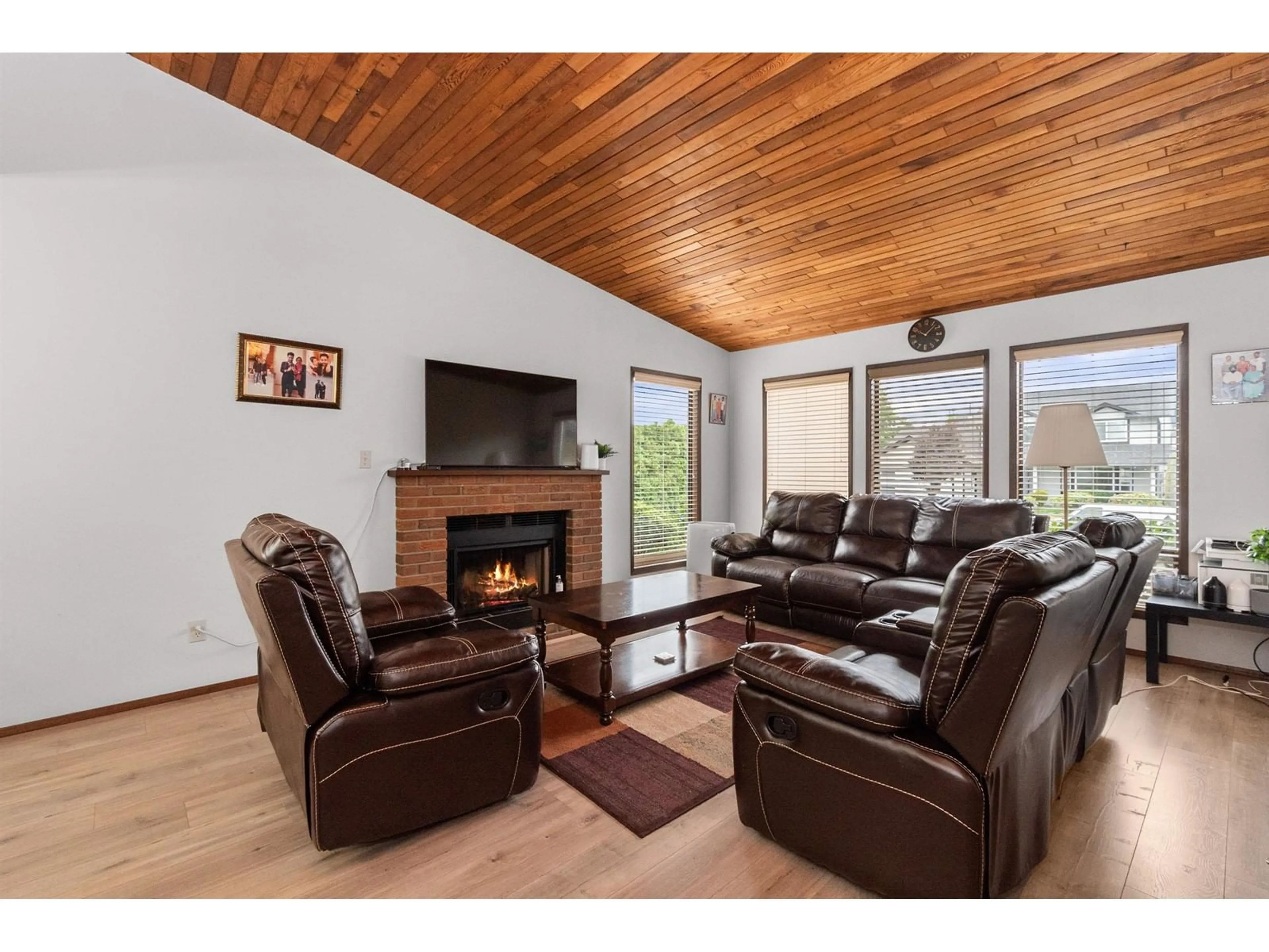 Living room with furniture, wood/laminate floor for 3720 NANAIMO CRESCENT, Abbotsford British Columbia V2T4Z7