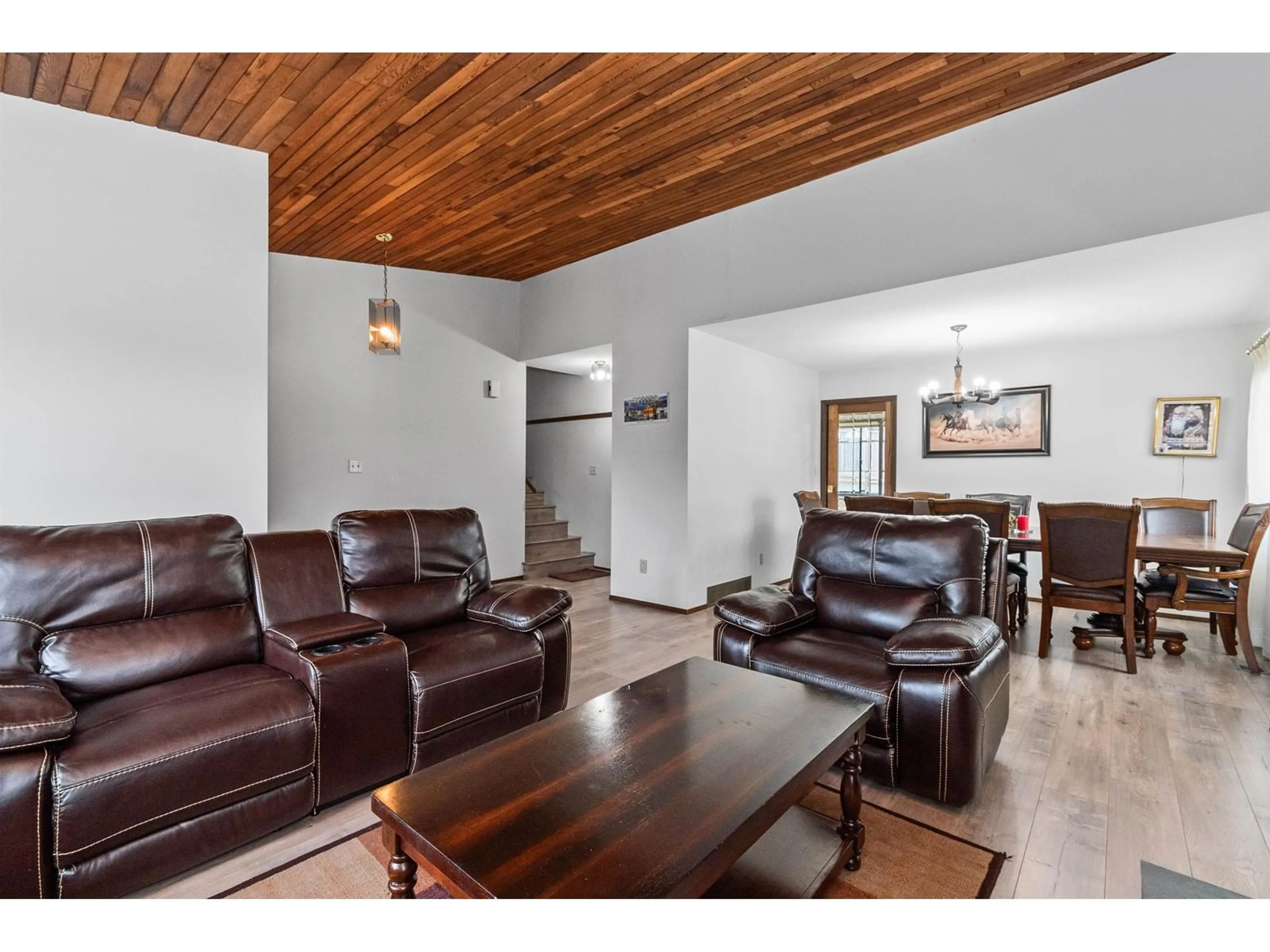 Living room with furniture, wood/laminate floor for 3720 NANAIMO CRESCENT, Abbotsford British Columbia V2T4Z7