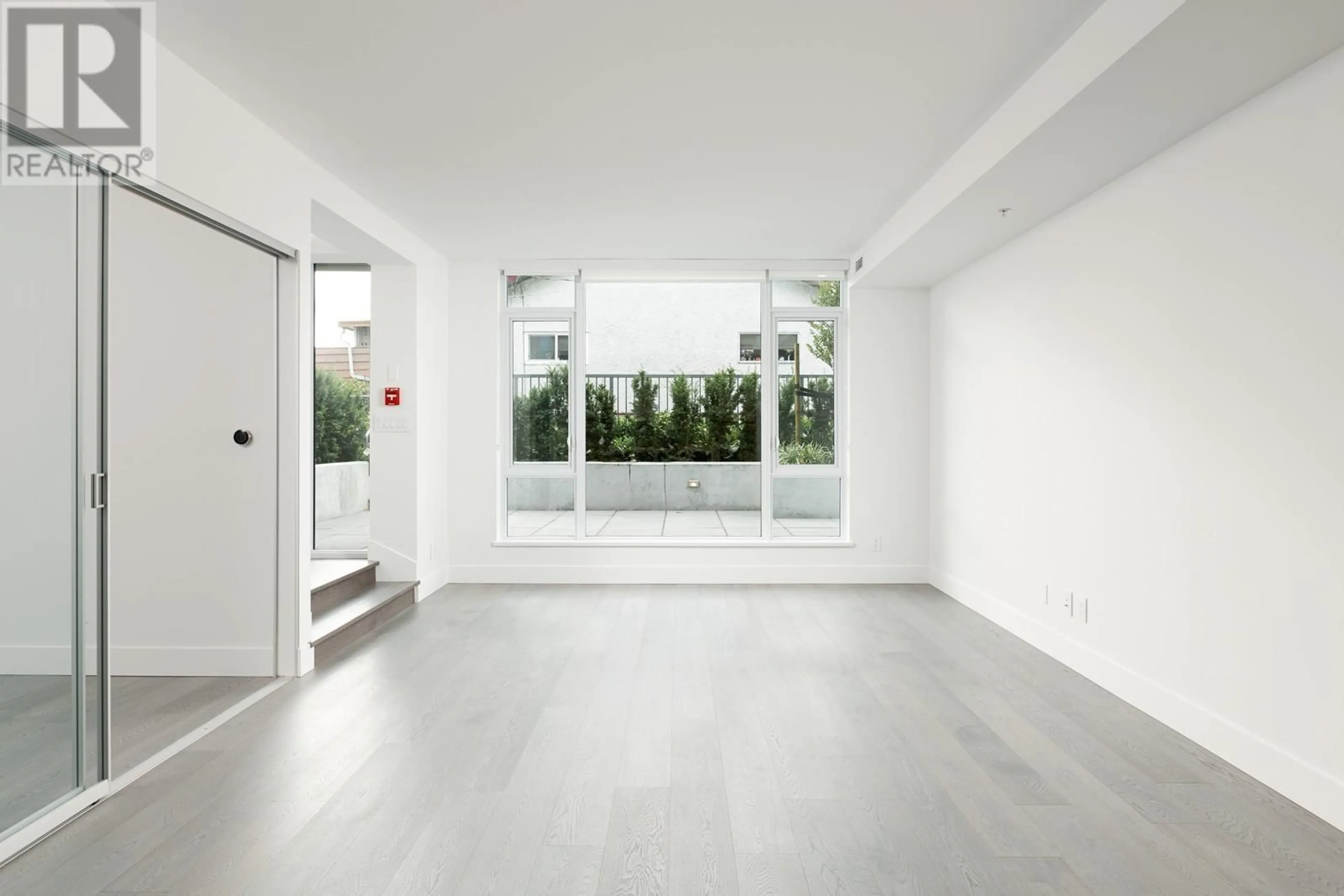 Indoor foyer for 2110 W 47TH AVENUE, Vancouver British Columbia V6M2M7