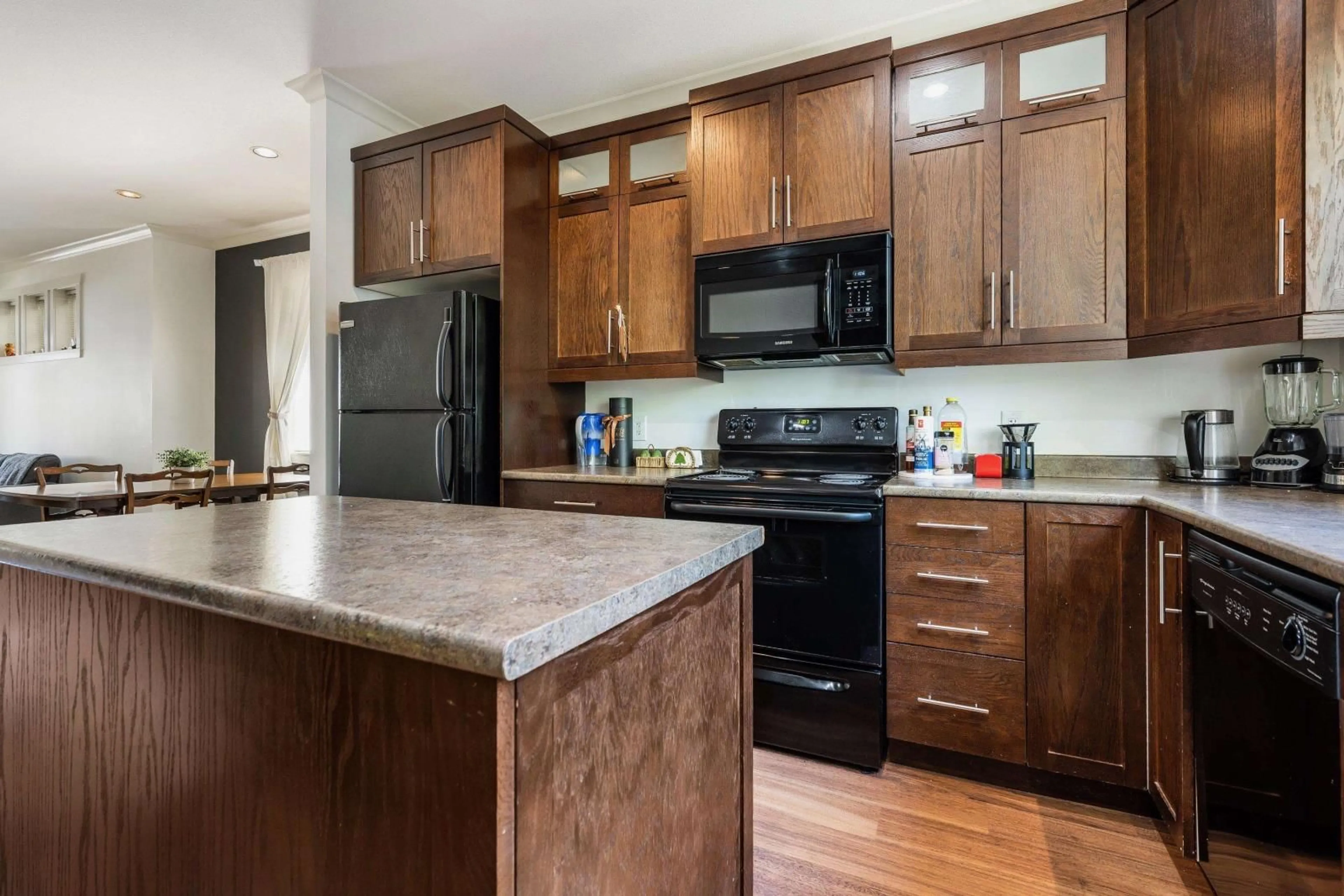 Standard kitchen, wood/laminate floor for 5 5805 SAPPERS WAY|Garrison Crossing, Chilliwack British Columbia V2R0L7