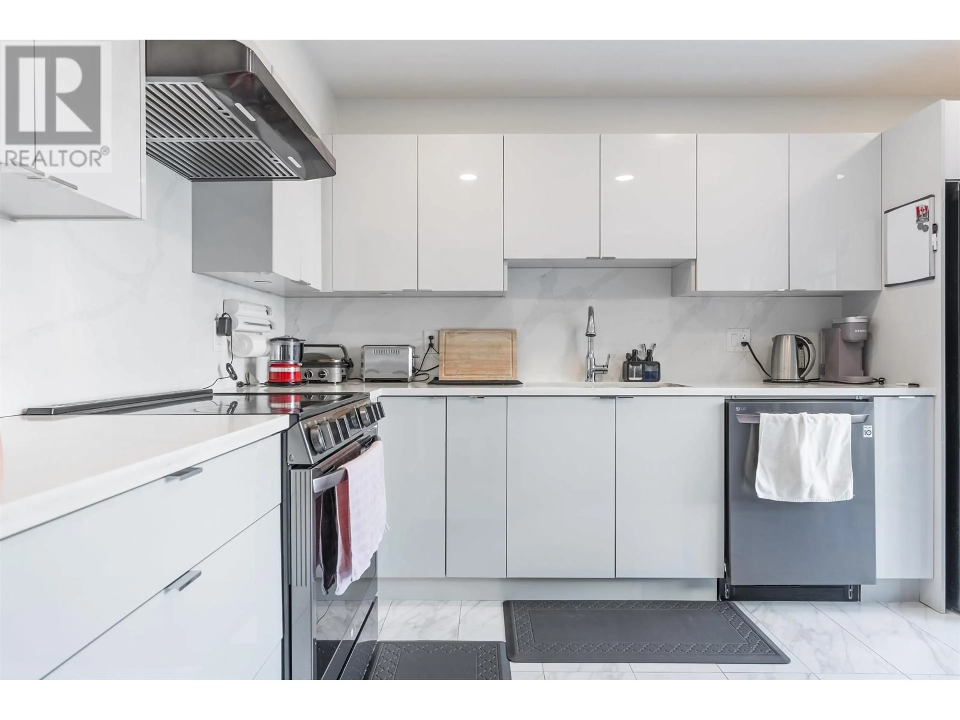 Standard kitchen, unknown for 34 7170 ANTRIM ACRES, Burnaby British Columbia V5J5K2